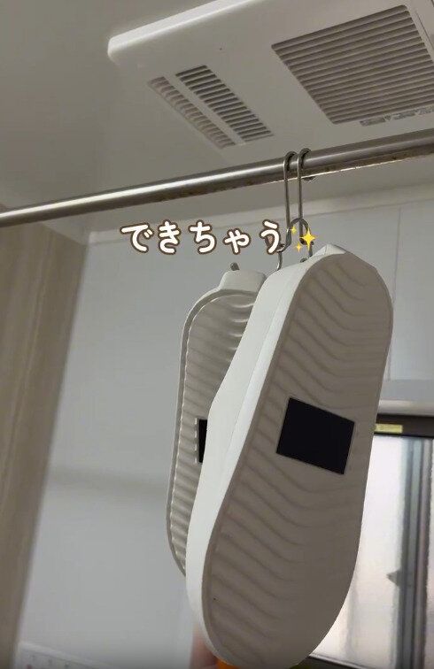 【ダイソー】フックをつかって浮かせる収納も可能