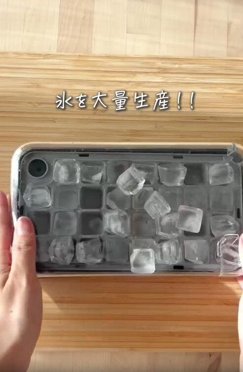 【3COINS】ボタンをプッシュで氷が大量生産