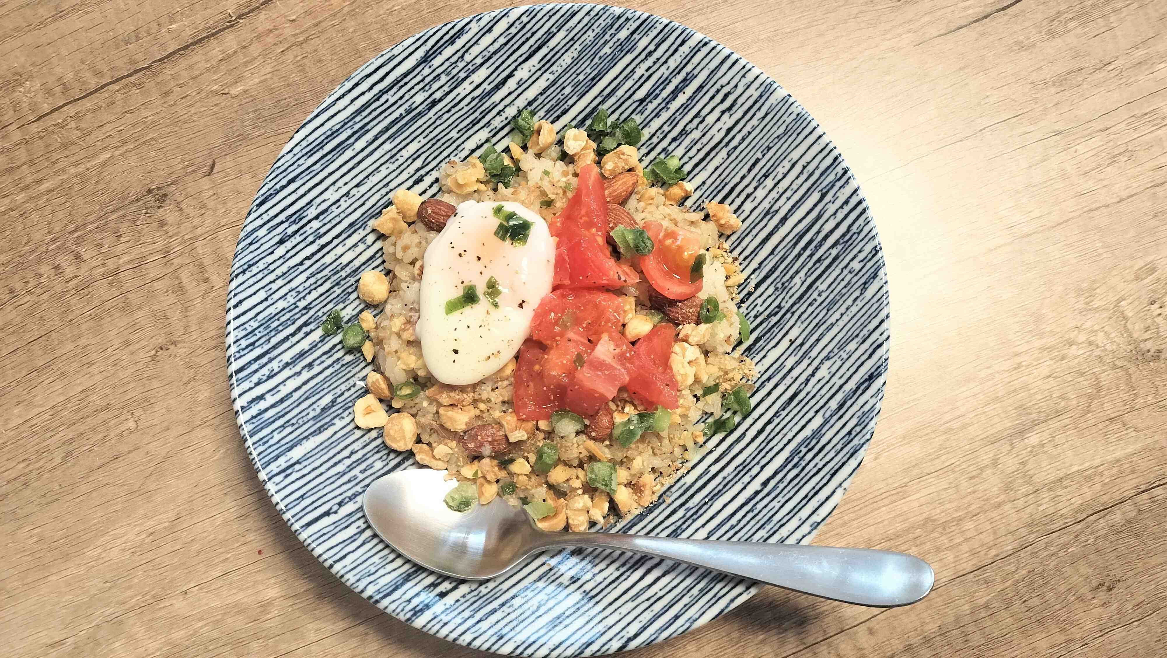 卵やトマト、ナッツをのせたデュカ風ナッツライス