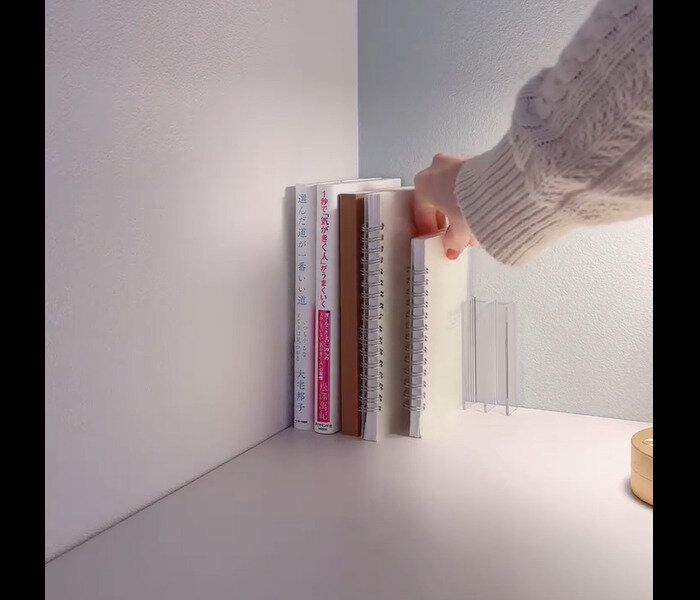 【セリア】もう使ってる？デスク仕切りスタンド