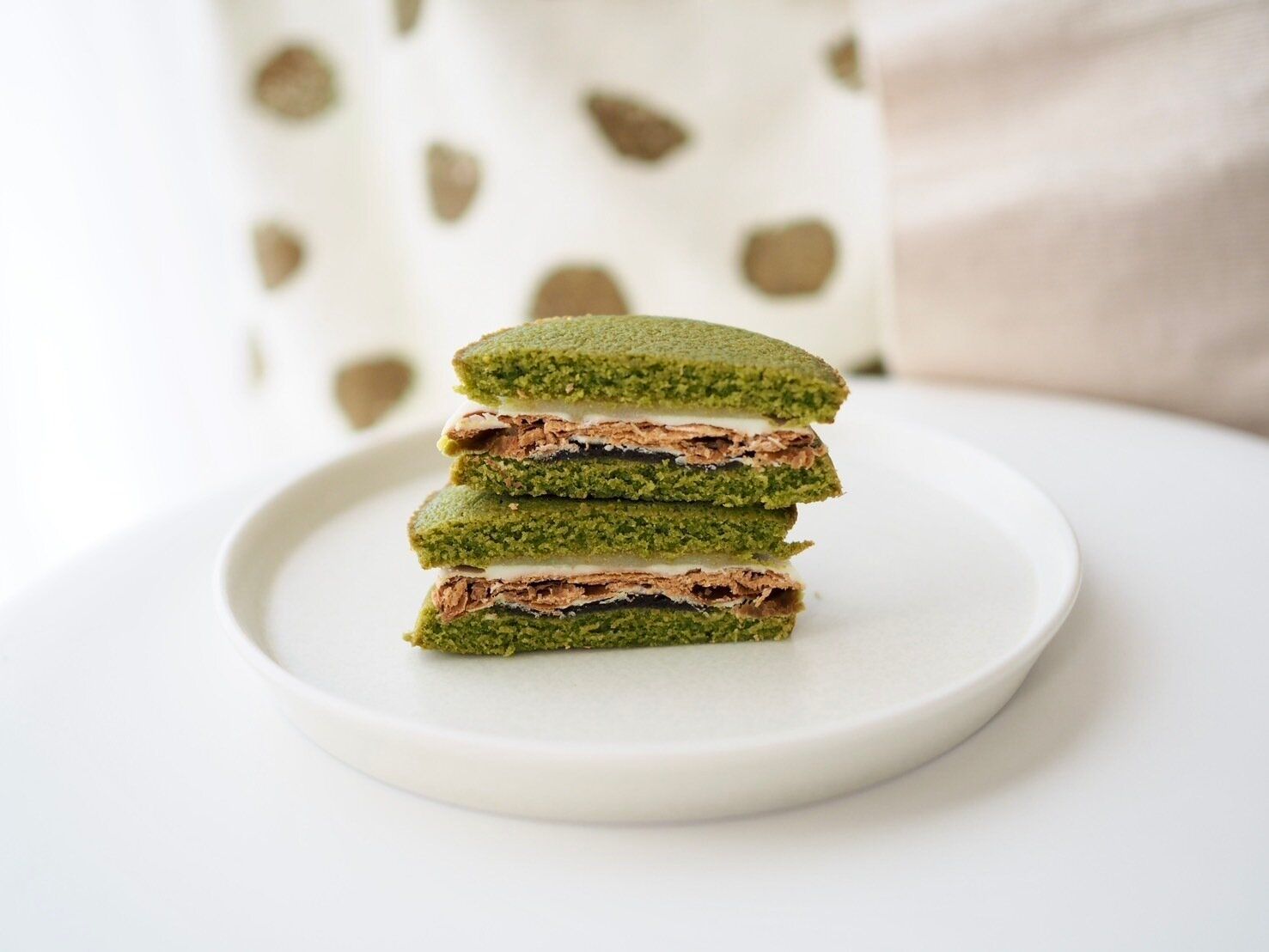 シャトレーゼ「なんばんショコラサンド 八女産抹茶」断面写真