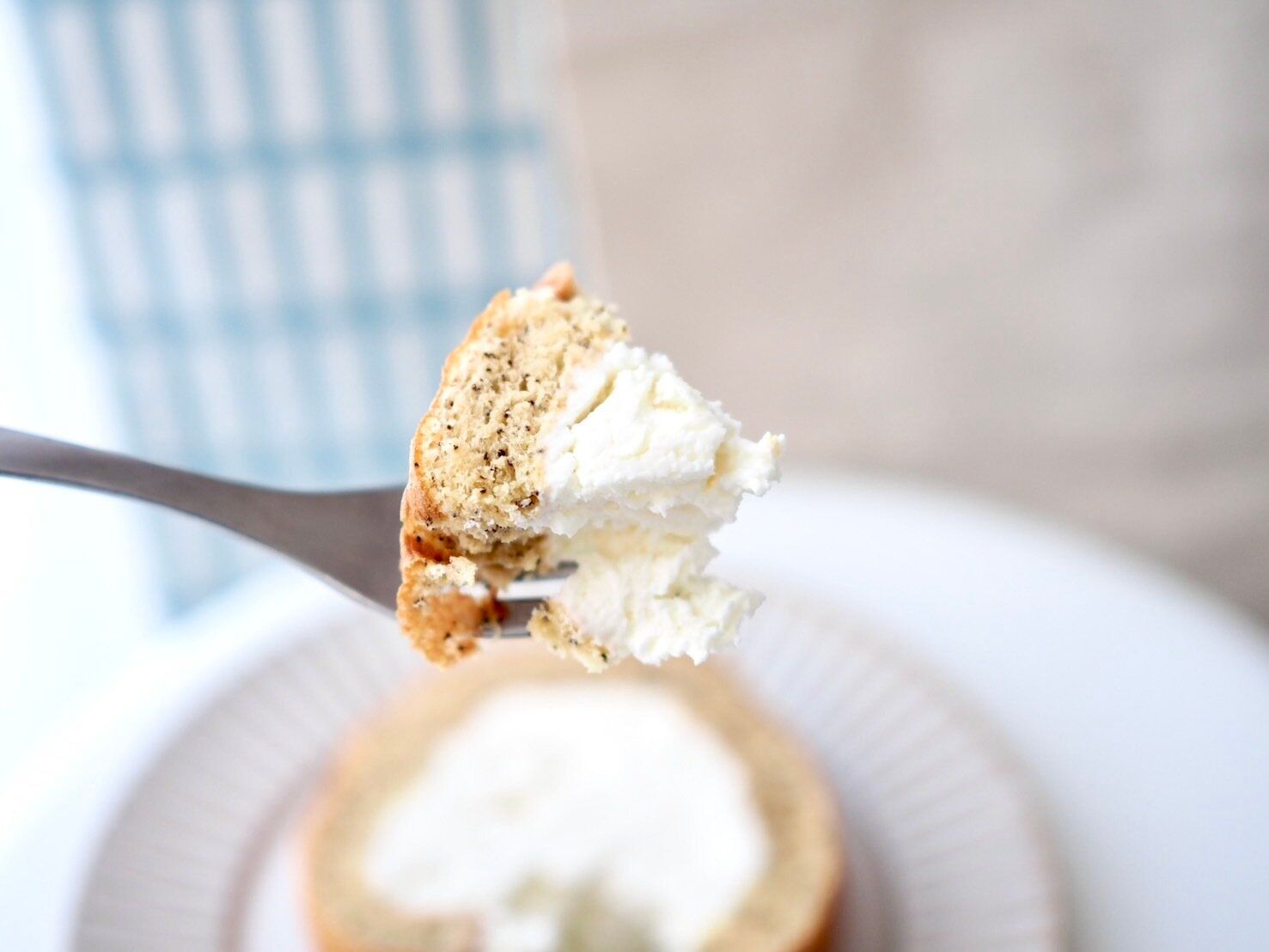 シャトレーゼ「瀬戸内レモンと紅茶のふんわりロール」商品写真