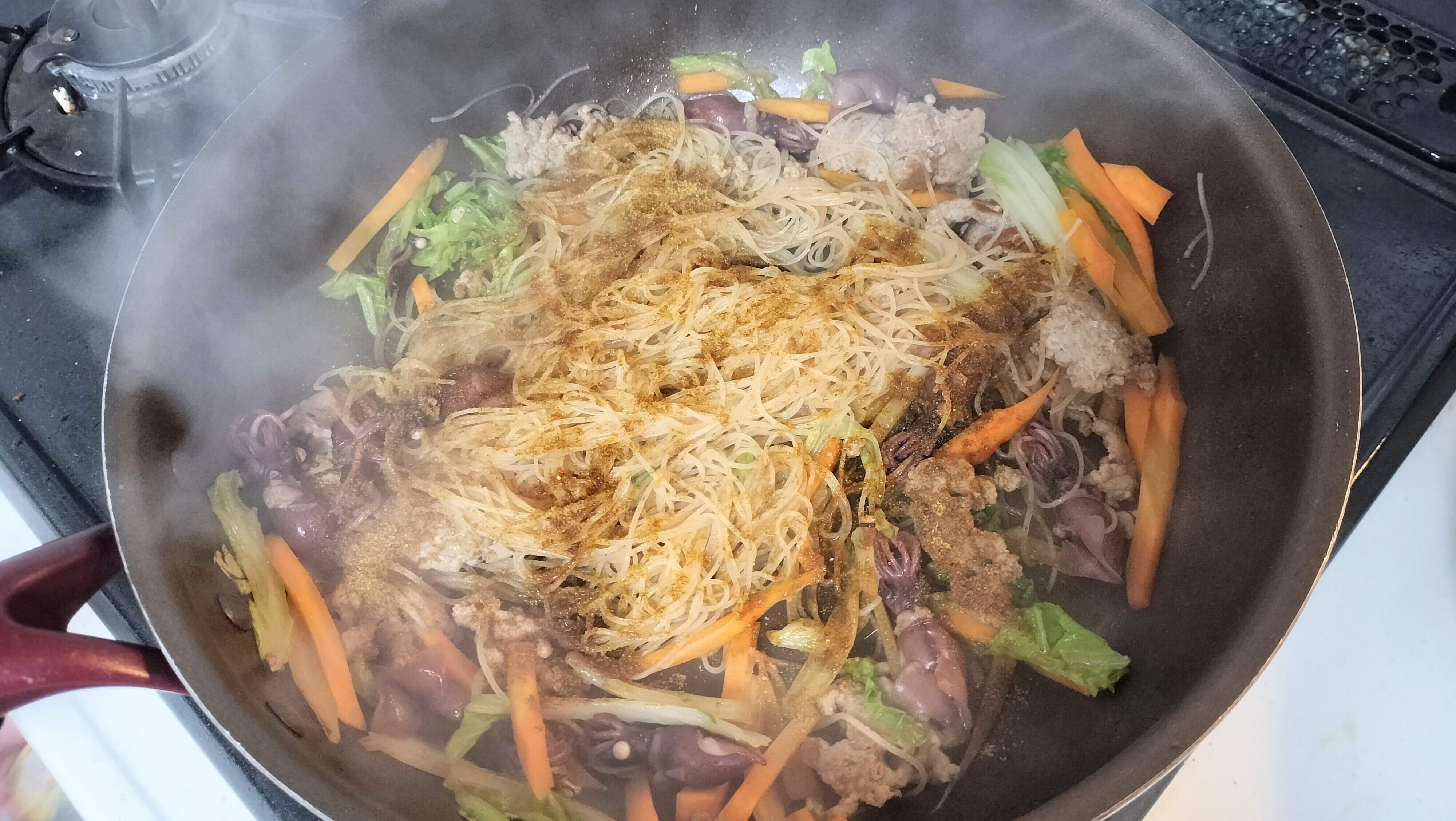 ビーフンを入れて炒める