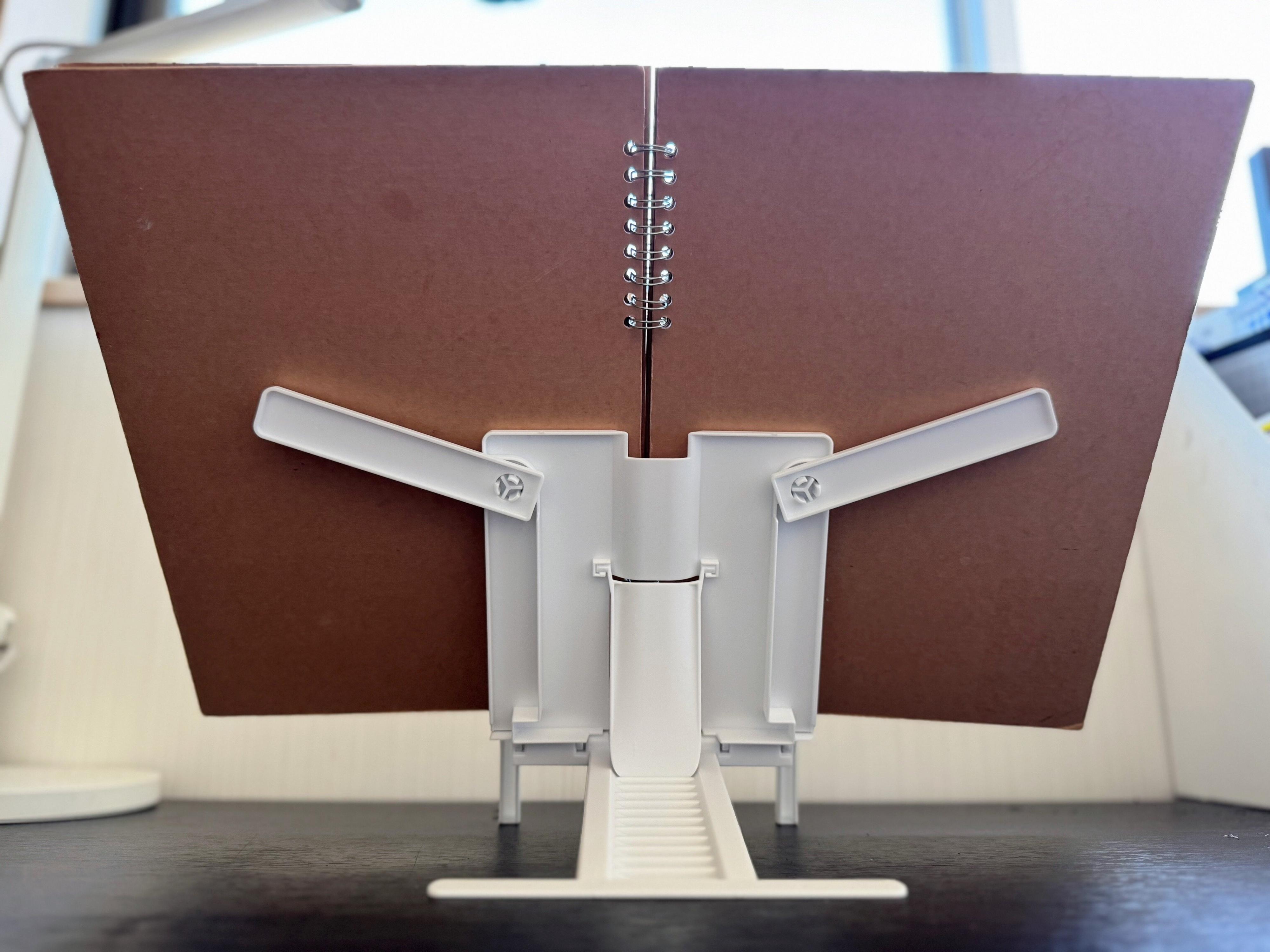 ポイント3．広がるアーム付きで見開きの雑誌にも対応