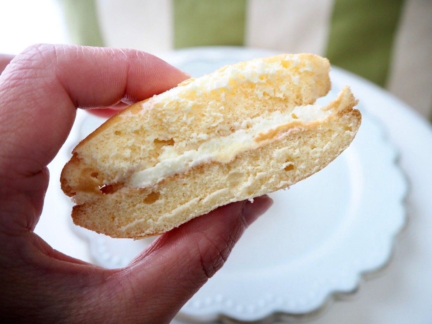 シャトレーゼ「瀬戸内レモンブッセ」断面写真