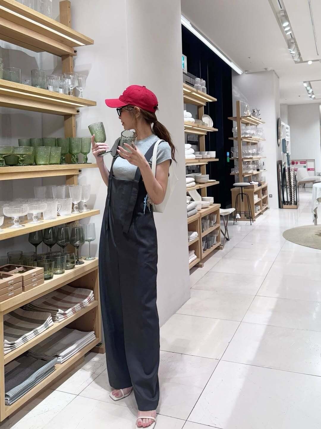 【ユニクロ】プチバズリ中の「最新Tシャツ」サイズ感や着こなしをチェック