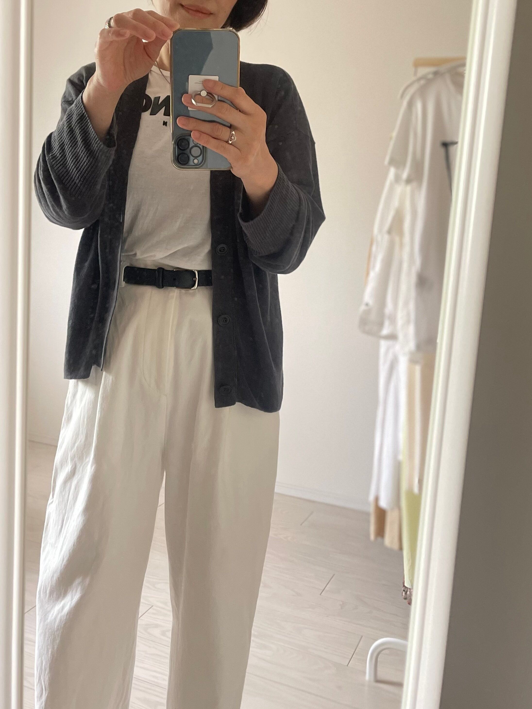 白Tシャツとグレーカーディガンと白パンツ