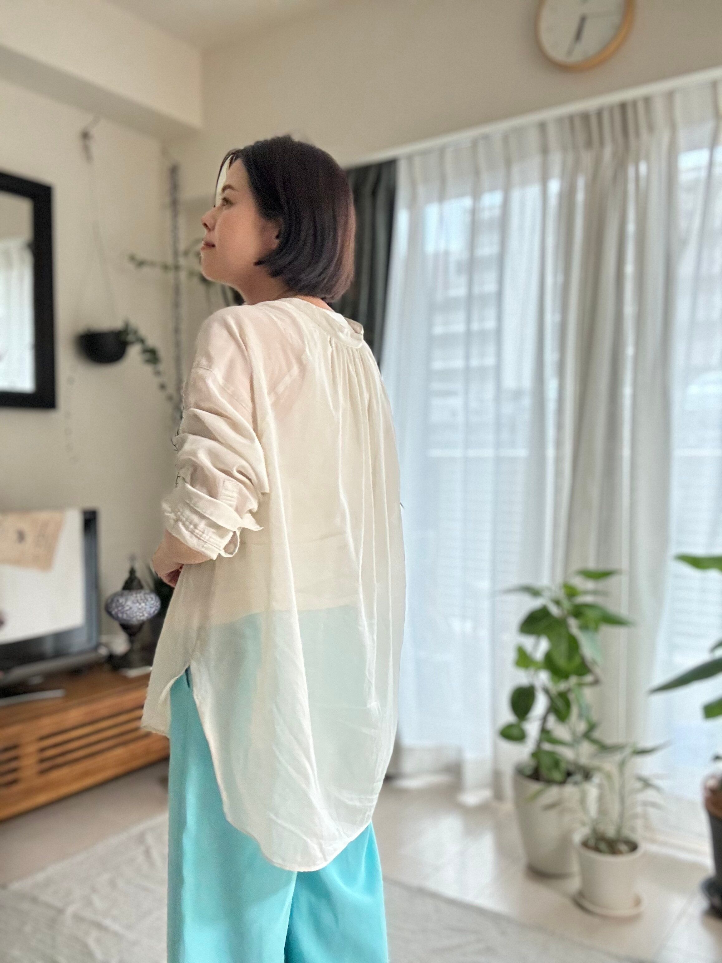 ベージュシャツとブルーのパンツ