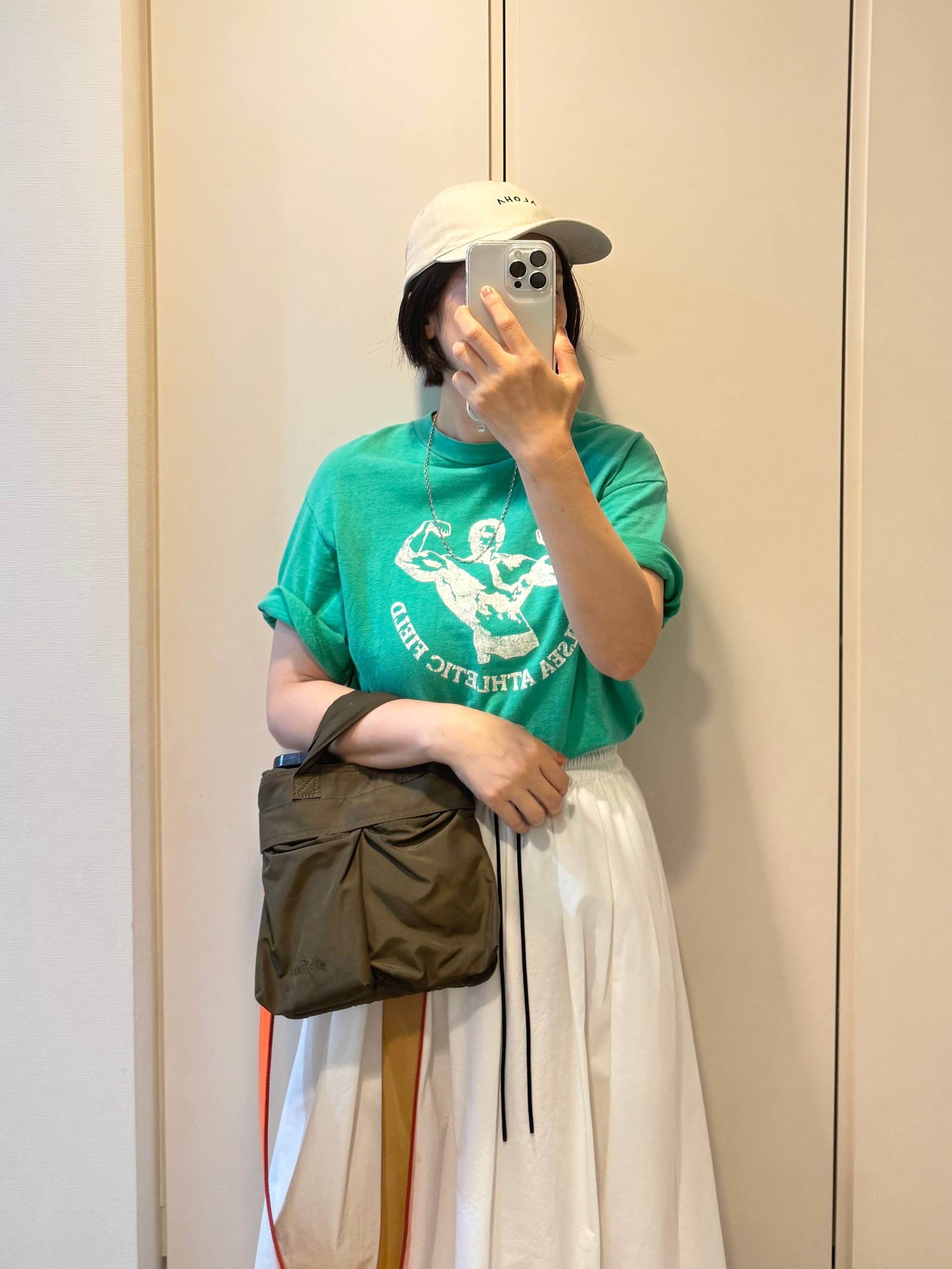 緑Tシャツと白スカート