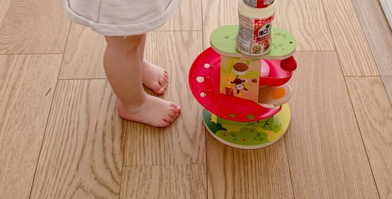 調味料を積むのが大好きな1歳娘。器用に積み上げるその姿に「すげ〜」「上手」と驚きの声集まる