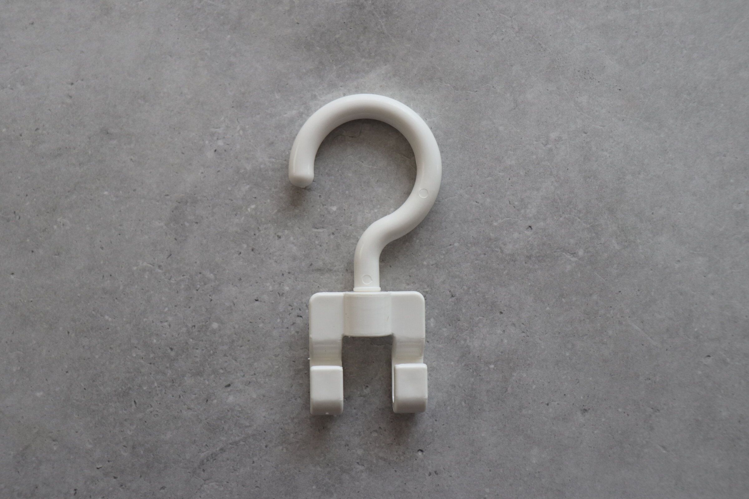 【セリア】簡単に壁掛け収納が叶う!セリアの「ワイヤーネット用ハンガー」で小物収納がはかどる