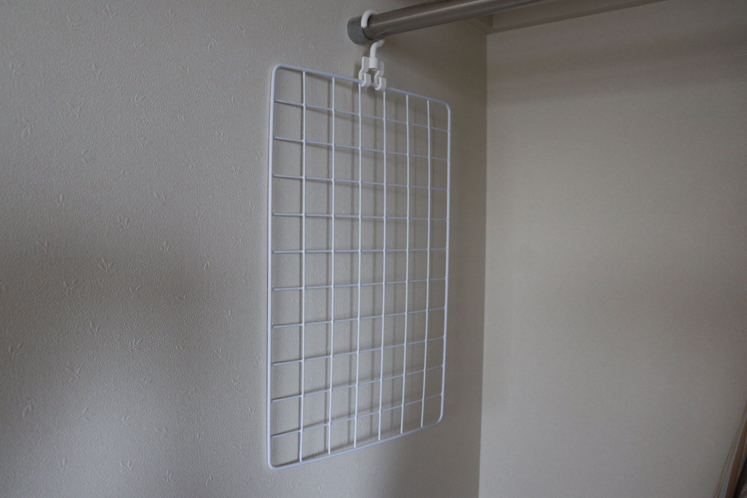 【セリア】簡単に壁掛け収納が叶う!セリアの「ワイヤーネット用ハンガー」で小物収納がはかどる