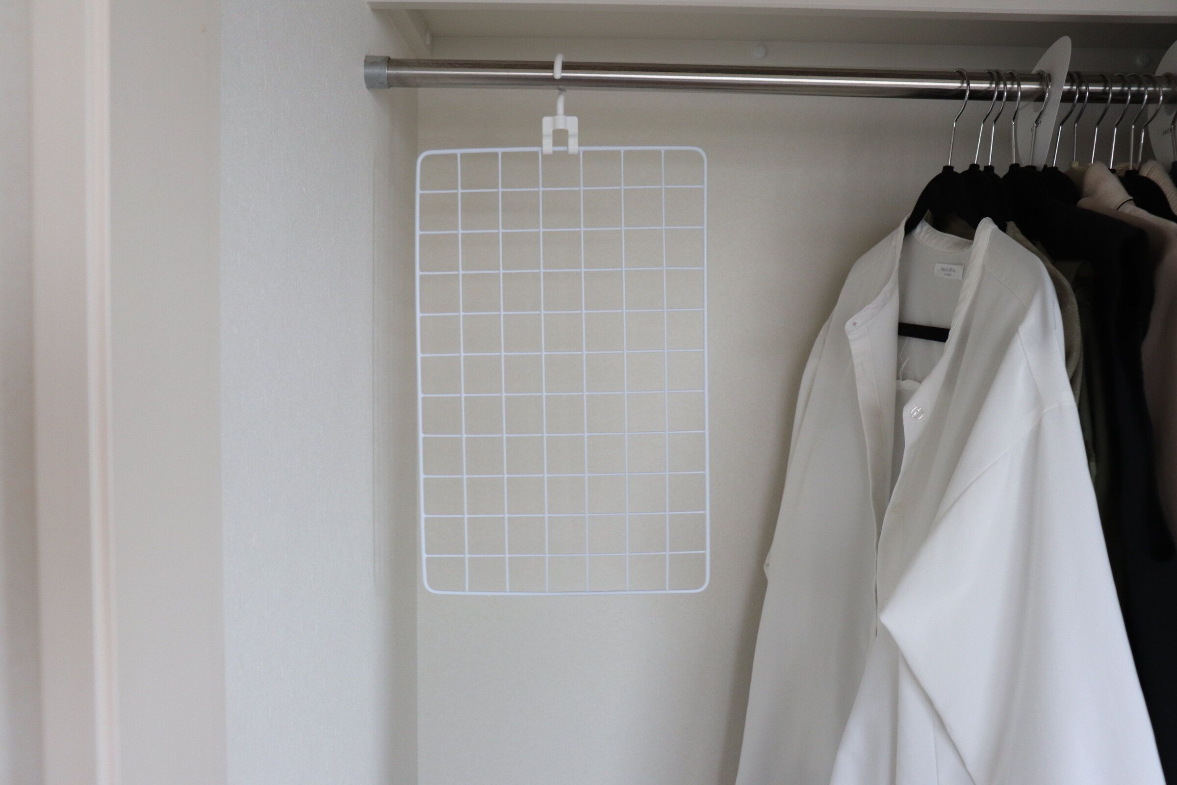 【セリア】簡単に壁掛け収納が叶う!セリアの「ワイヤーネット用ハンガー」で小物収納がはかどる