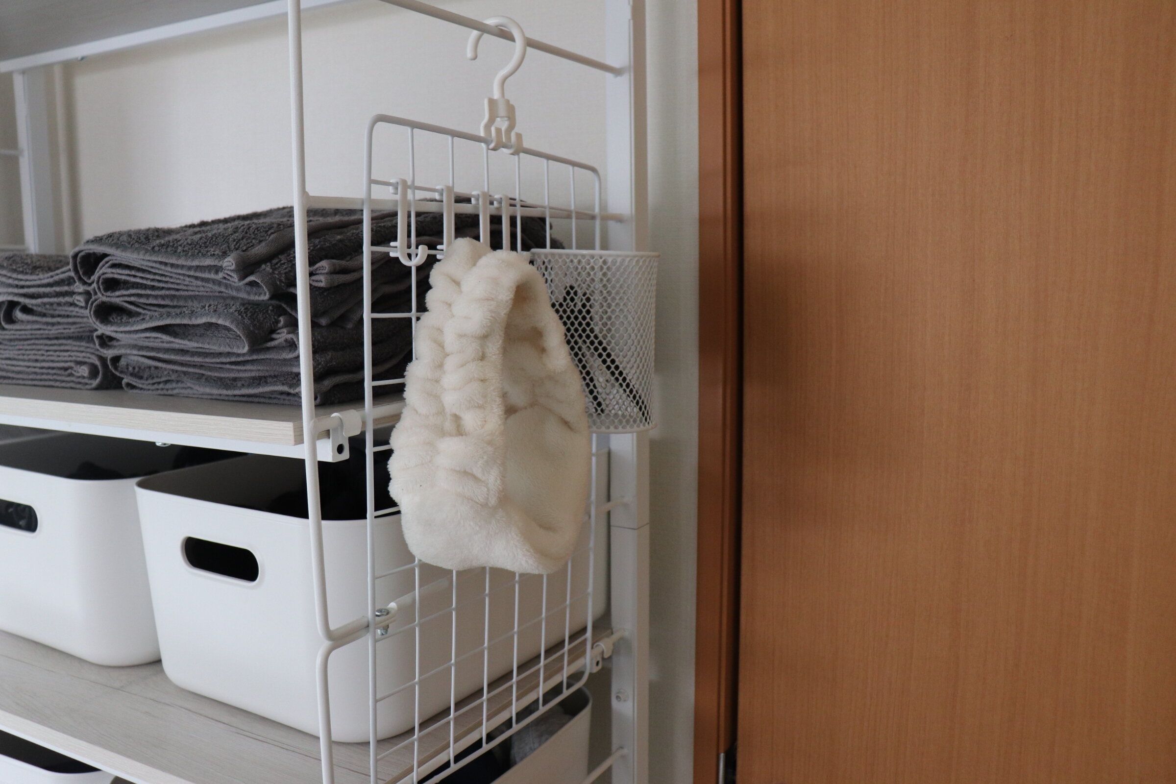 【セリア】簡単に壁掛け収納が叶う!セリアの「ワイヤーネット用ハンガー」で小物収納がはかどる