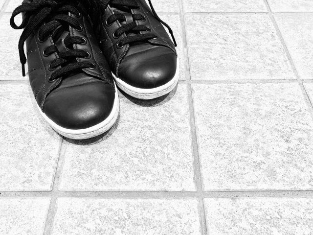 黒スニーカー人気おすすめ35選！魅力やコーデ例まで徹底解説！