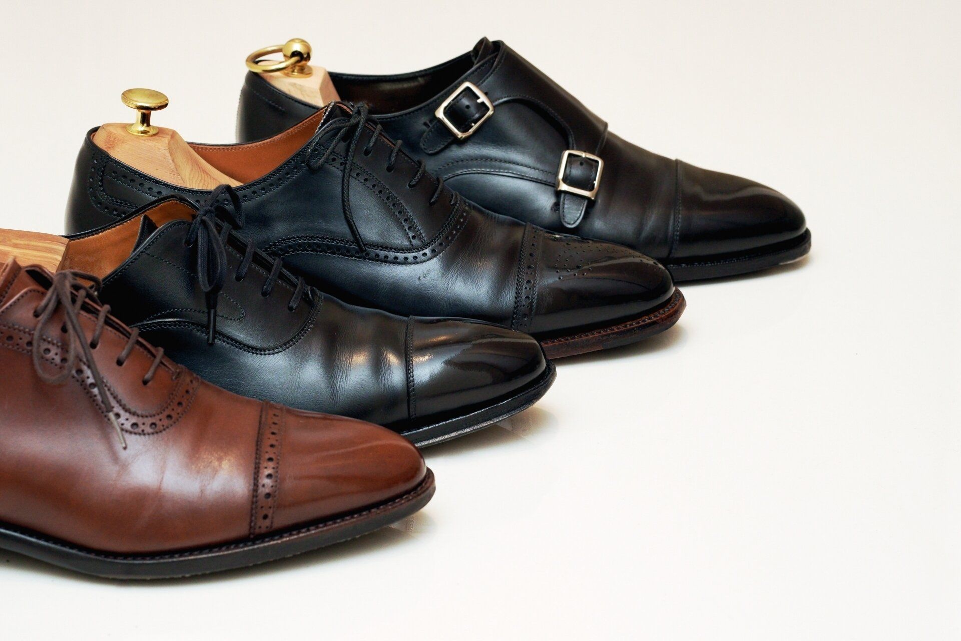 メンズのカジュアルスタイルにおすすめの革靴〇選&コーデ例〇選《2024》