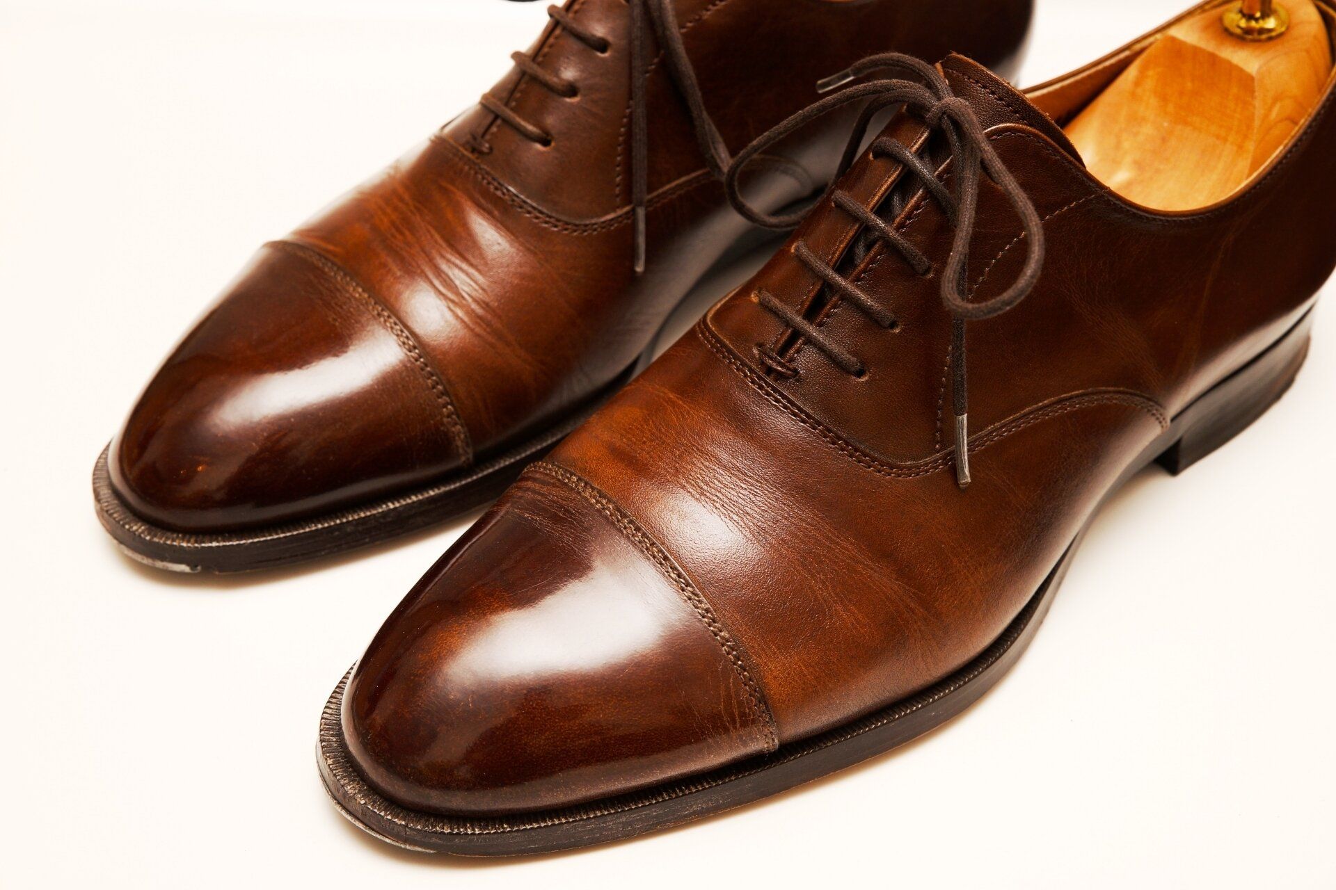 メンズのカジュアルスタイルにおすすめの革靴〇選&コーデ例〇選《2024》