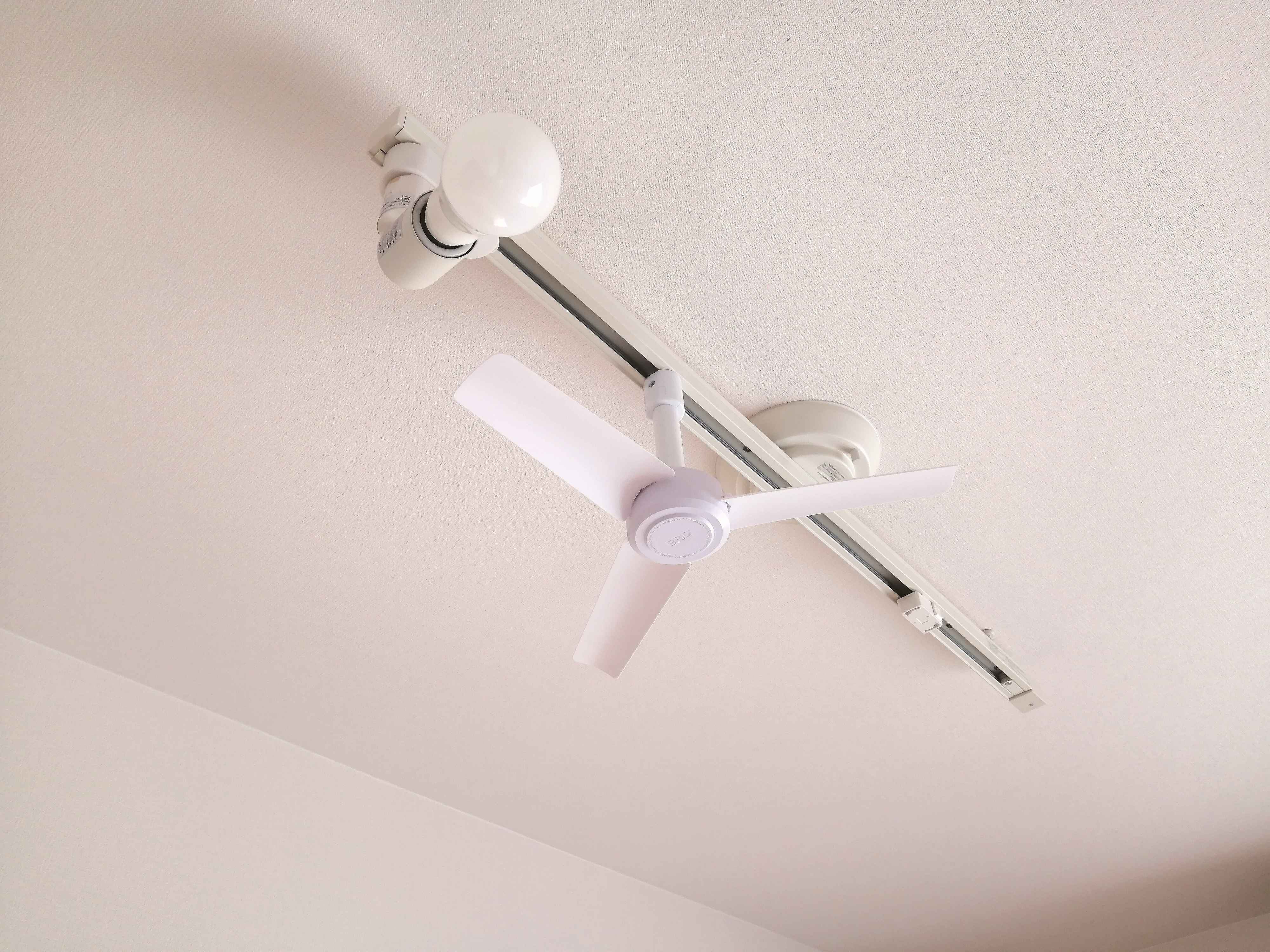 ダクトレールに付けられるシーリングファン