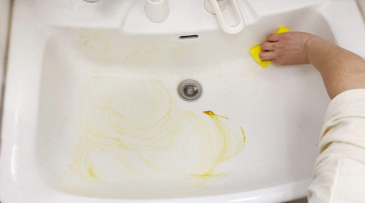 洗面ボウルに洗剤を塗布