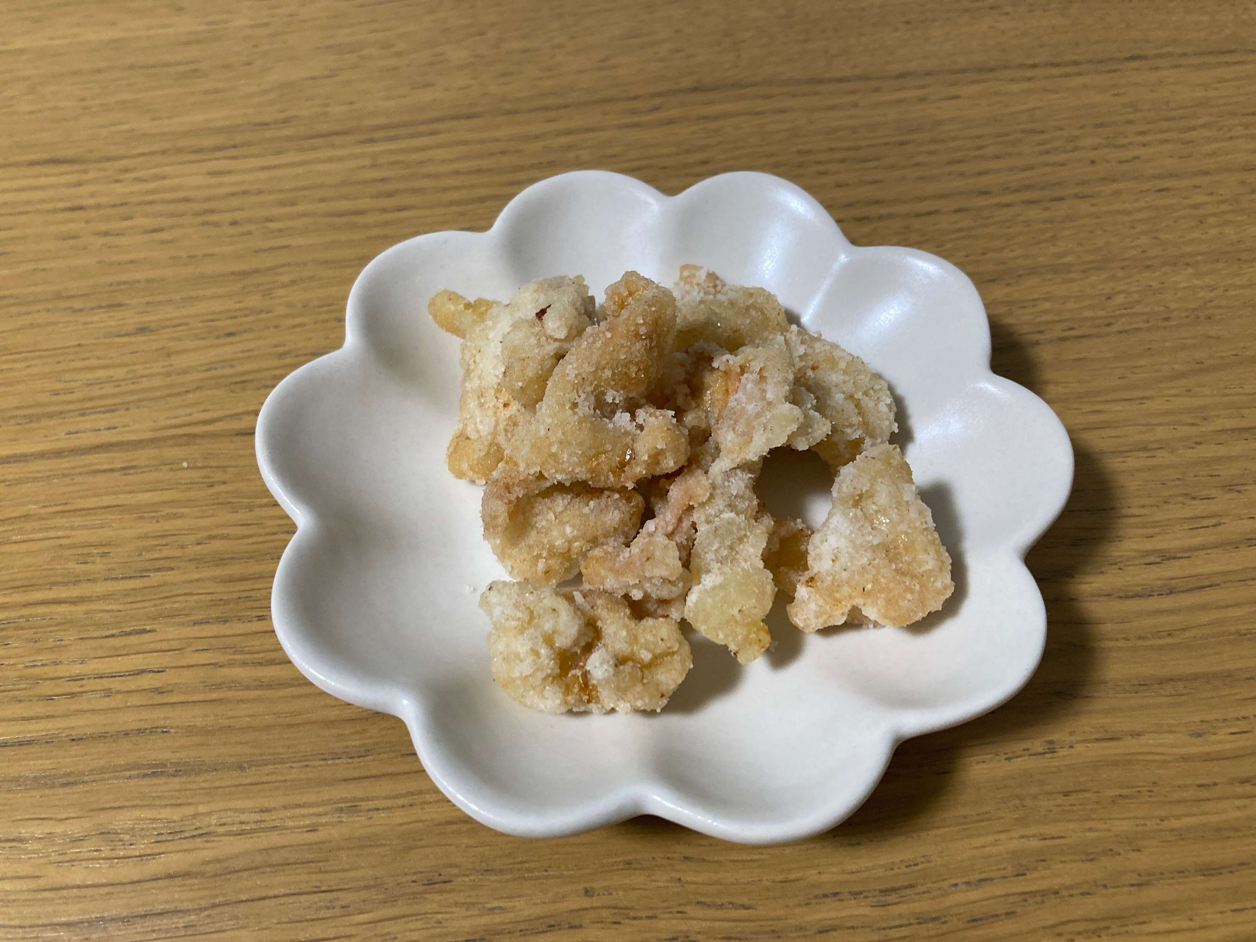 鶏皮を揚げてクレイジーソルトをかけたおつまみ