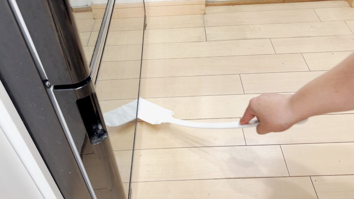 冷蔵庫下の掃除