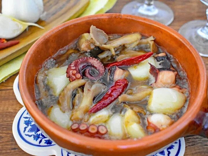 ごま油で風味豊かなにんにくアヒージョ