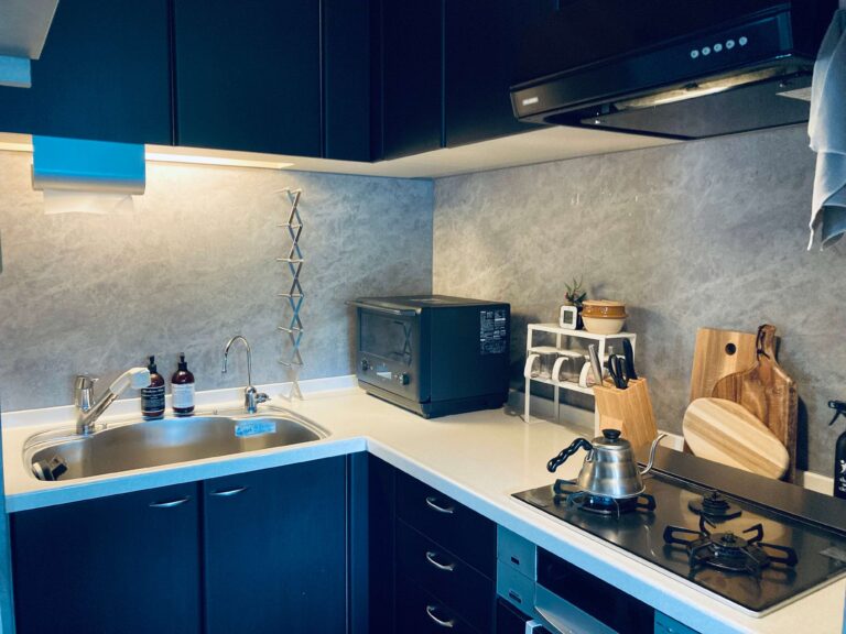 古くて使いにくい!?「壁つけキッチン」が快適な理由・3選