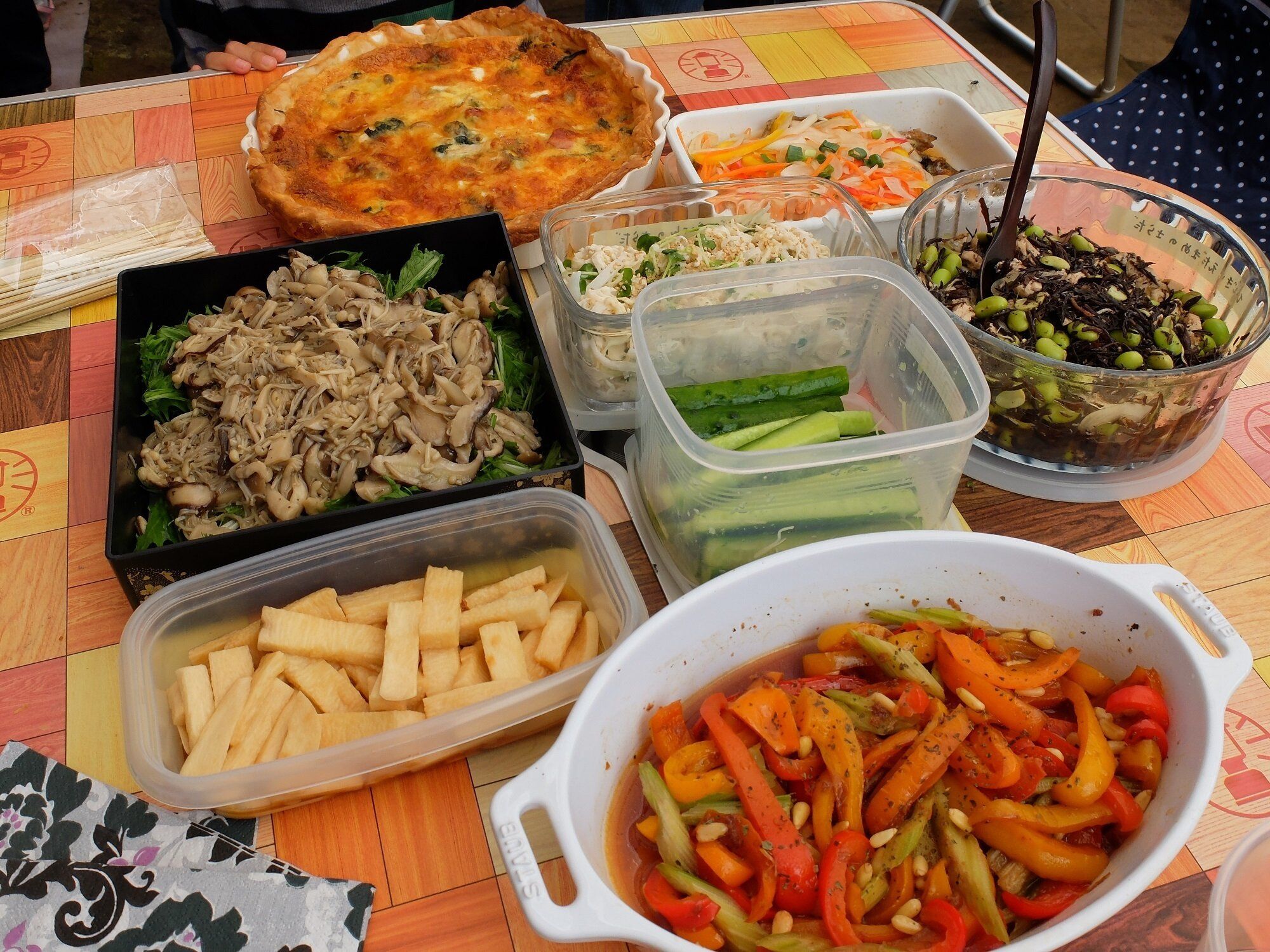 「ポットラックパーティー」とは?|おすすめの手土産と持ち寄りレシピ紹介