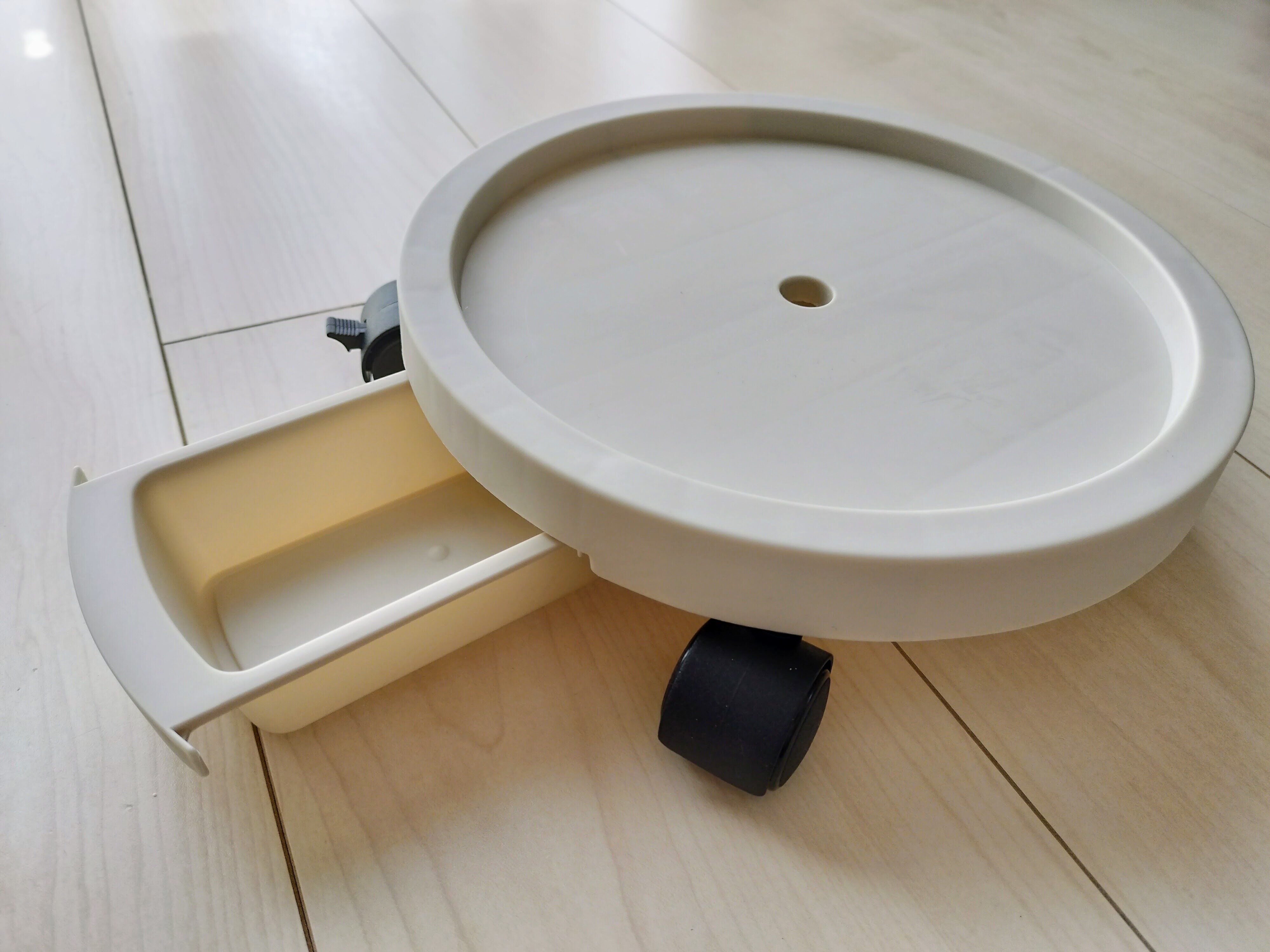 キャスター付きトレーに付いた水切り用の引き出しを開けた画像