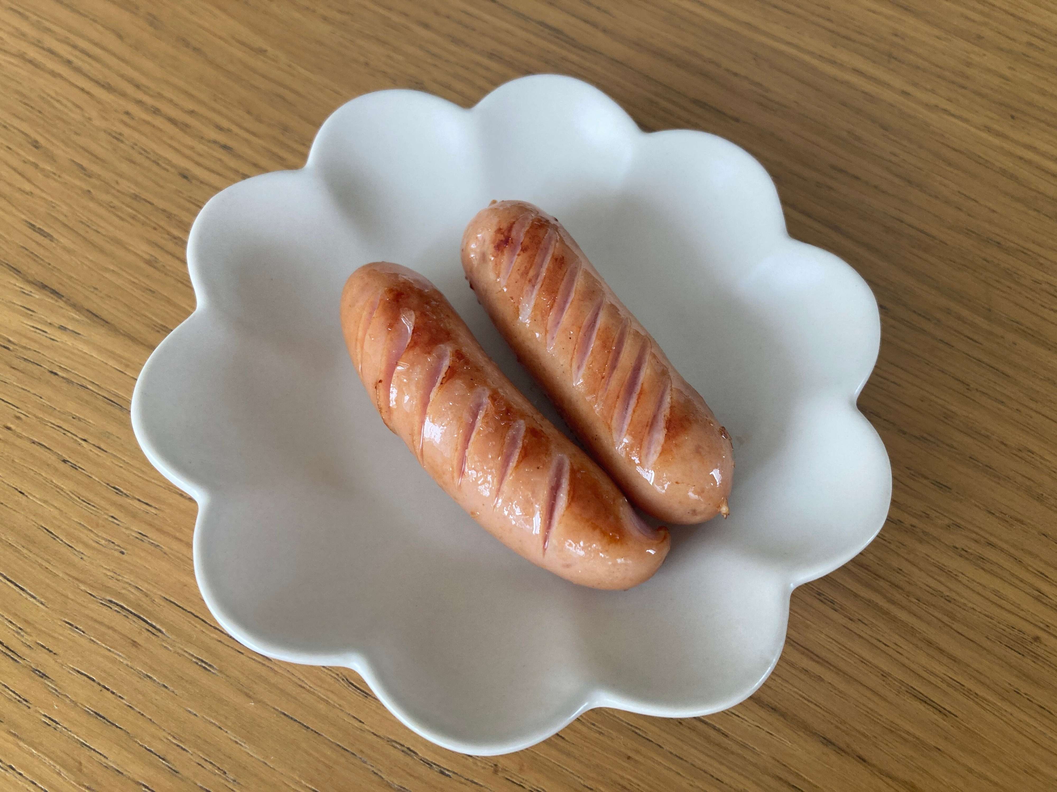 切れ目を入れたウインナー2本