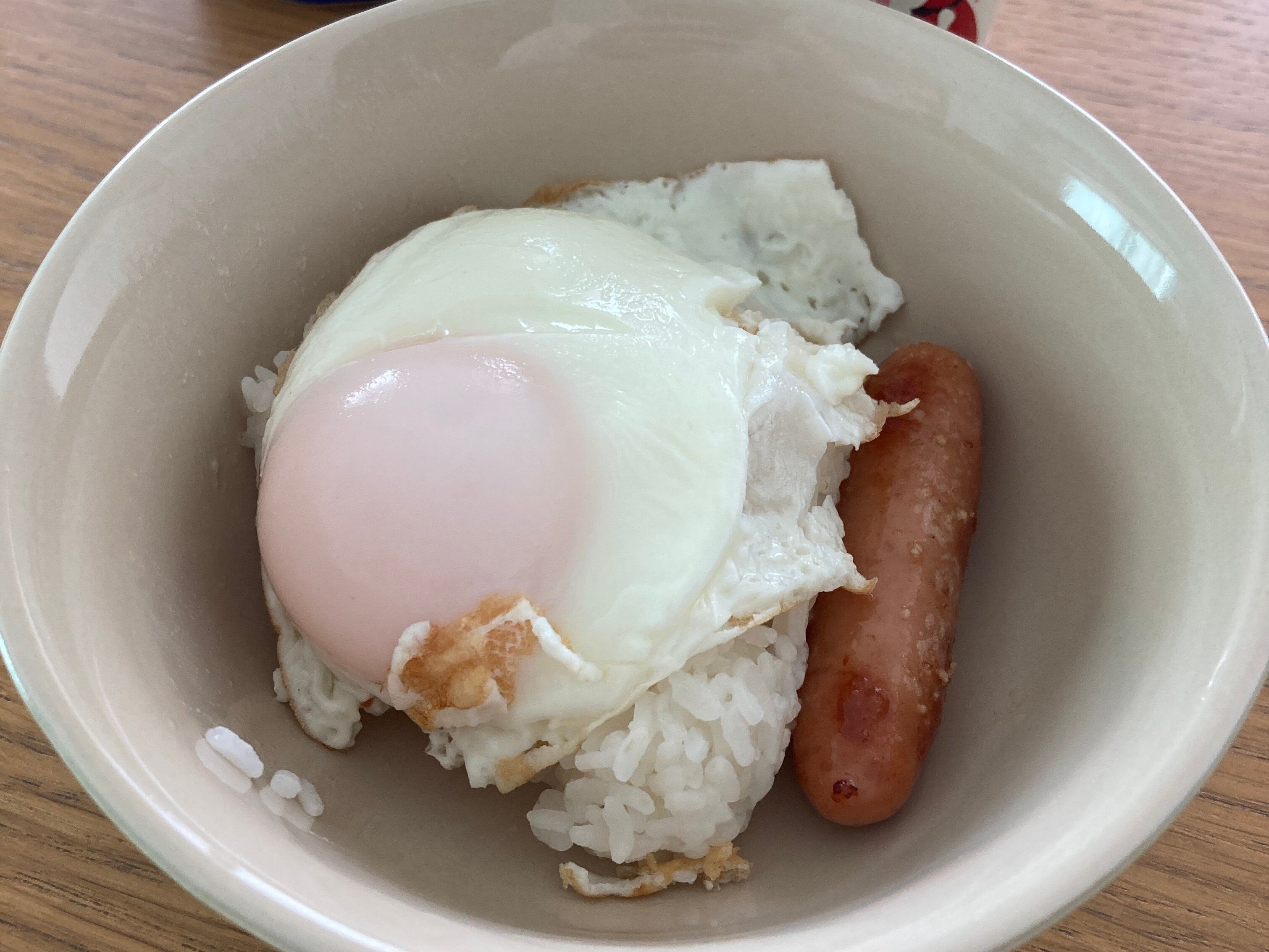 目玉焼きと味の素で味付けしたウインナー丼