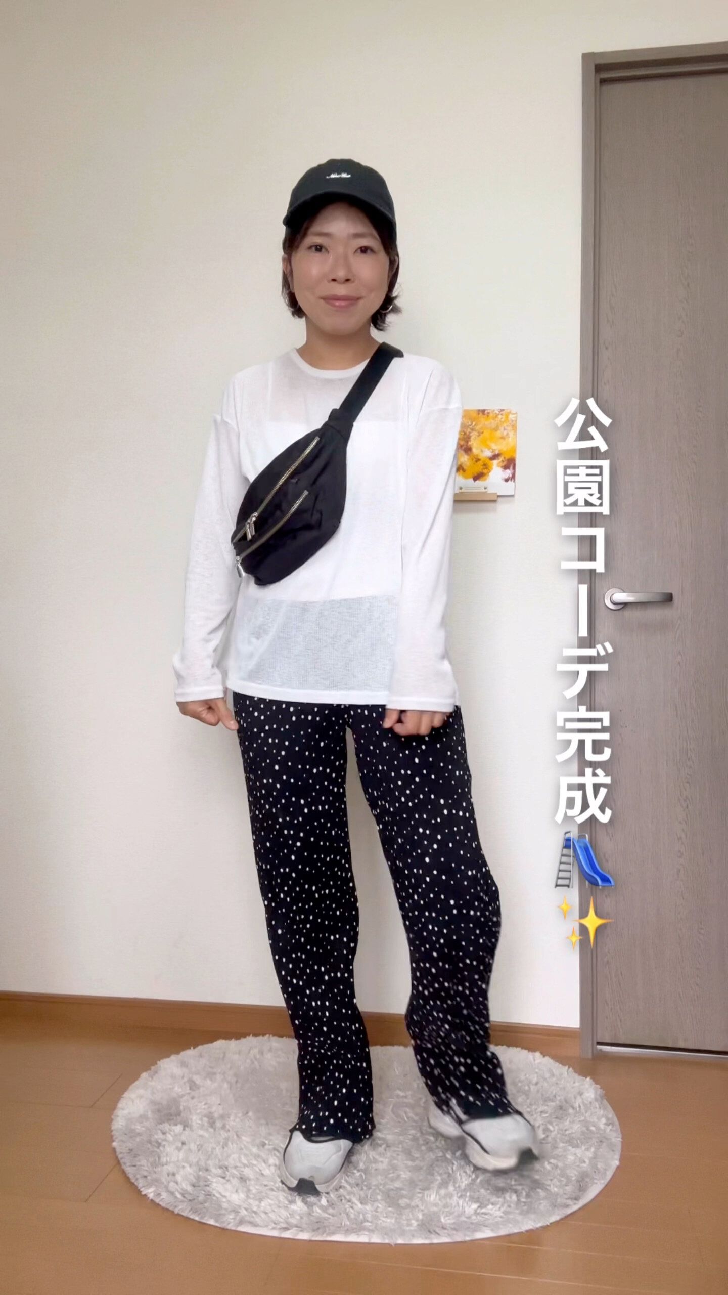 キャップとアクセサリーをつけたドットパンツのコーディネート