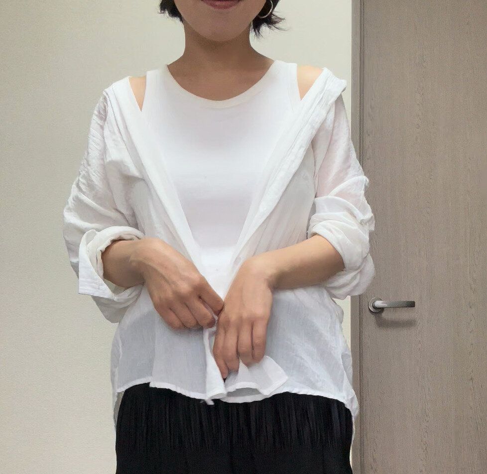 シアーシャツにリブブラトップのコーデ