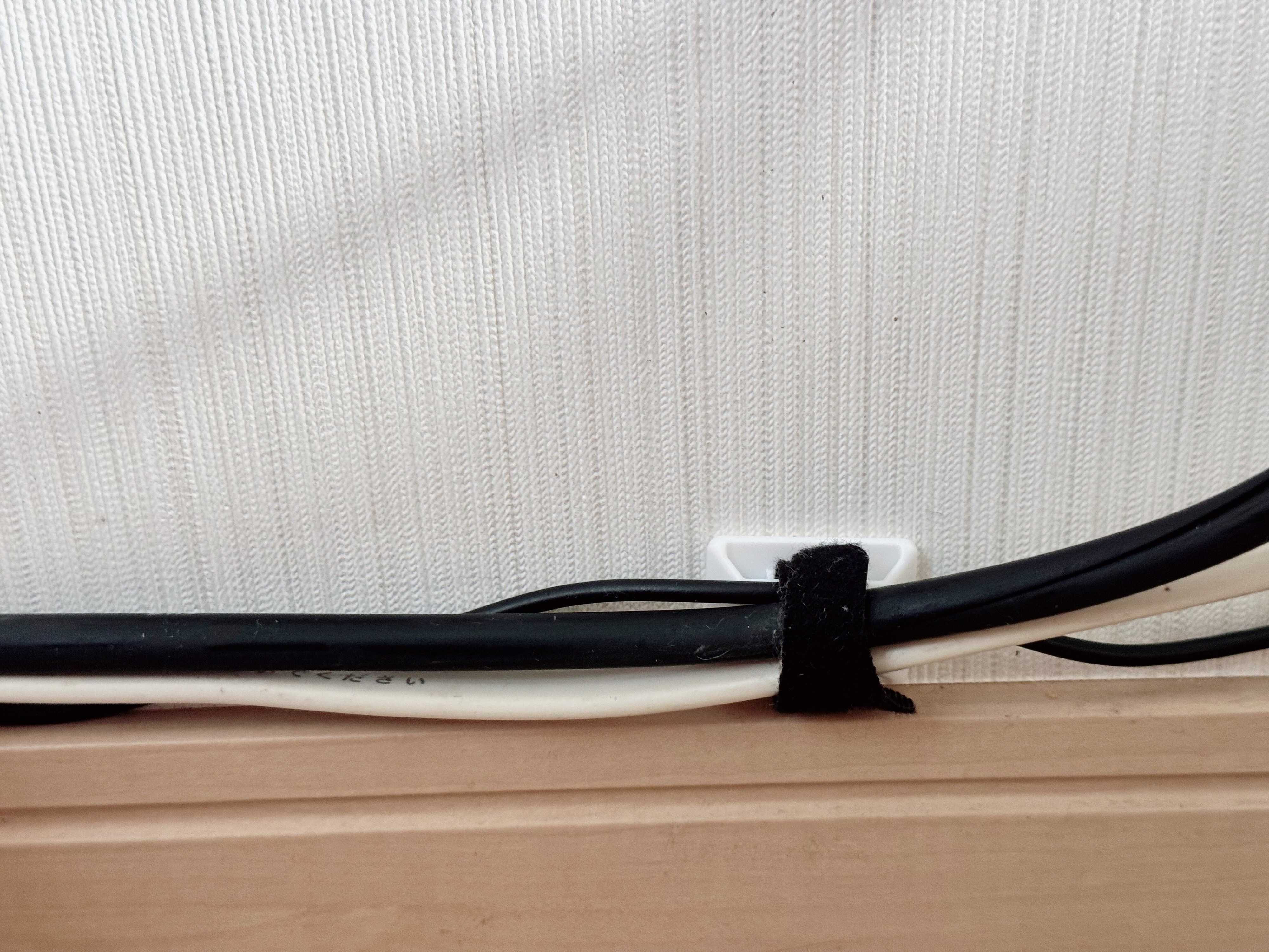 2.束ねるベルト付きコードフック