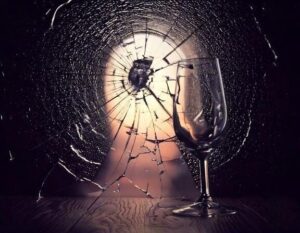 【夢占い】人を殴る夢の意味とは？状況、登場人物などシチュエーション別に解説！