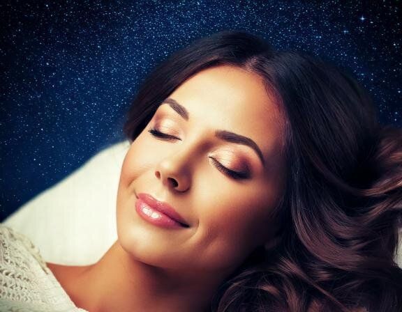 【夢占い】変な夢の意味とは？状況、登場人物などシチュエーション別に解説！