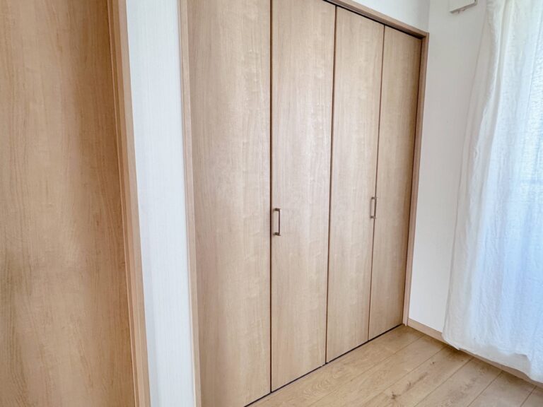 整理収納アドバイザーが伝授！クローゼットをすっきりさせるために最初に捨てるべき意外なものとは？