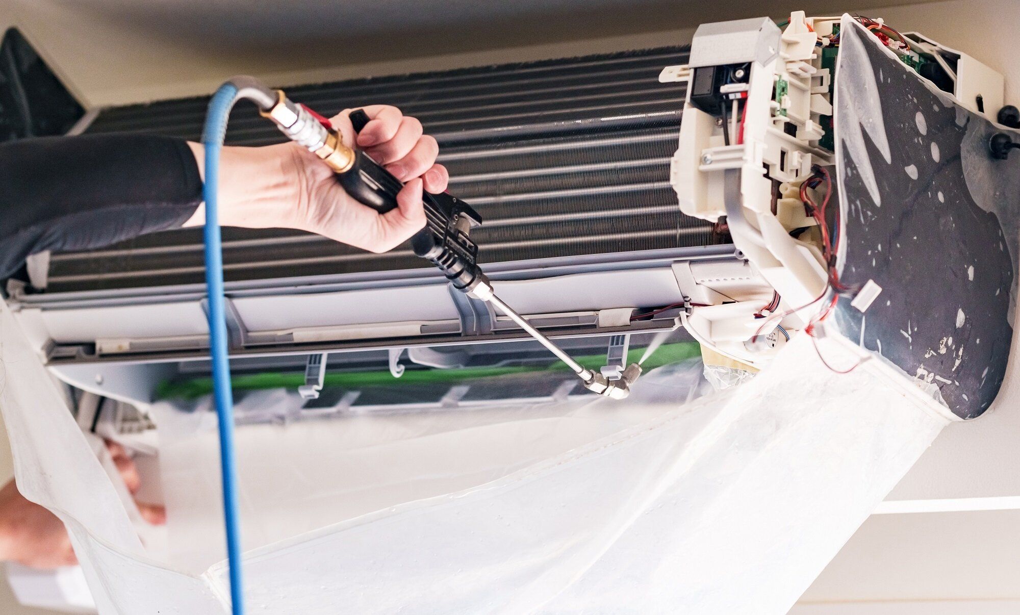 室内の熱中症対策にも！「エアコン掃除」で冷房効率はどれくらい変わるの？