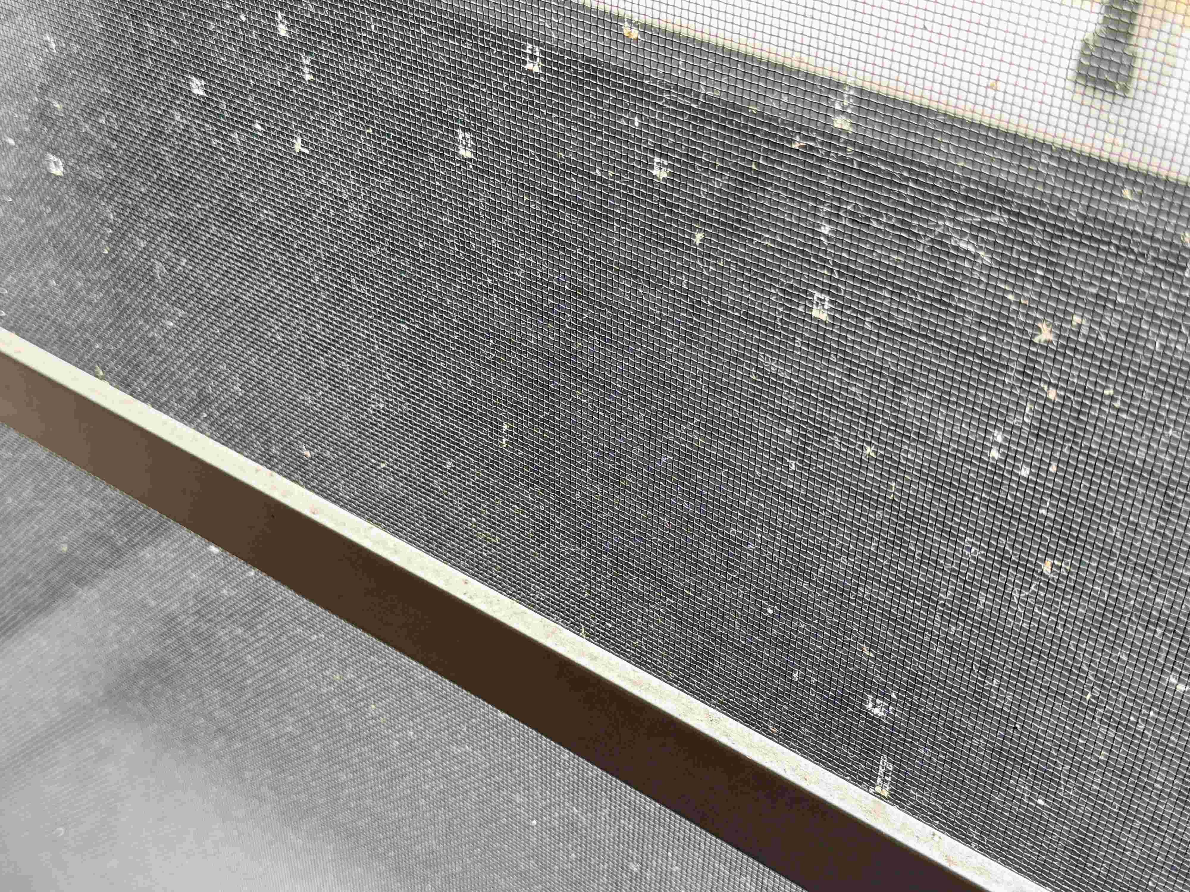 パッと見キレイな「網戸」でもじつは汚れている