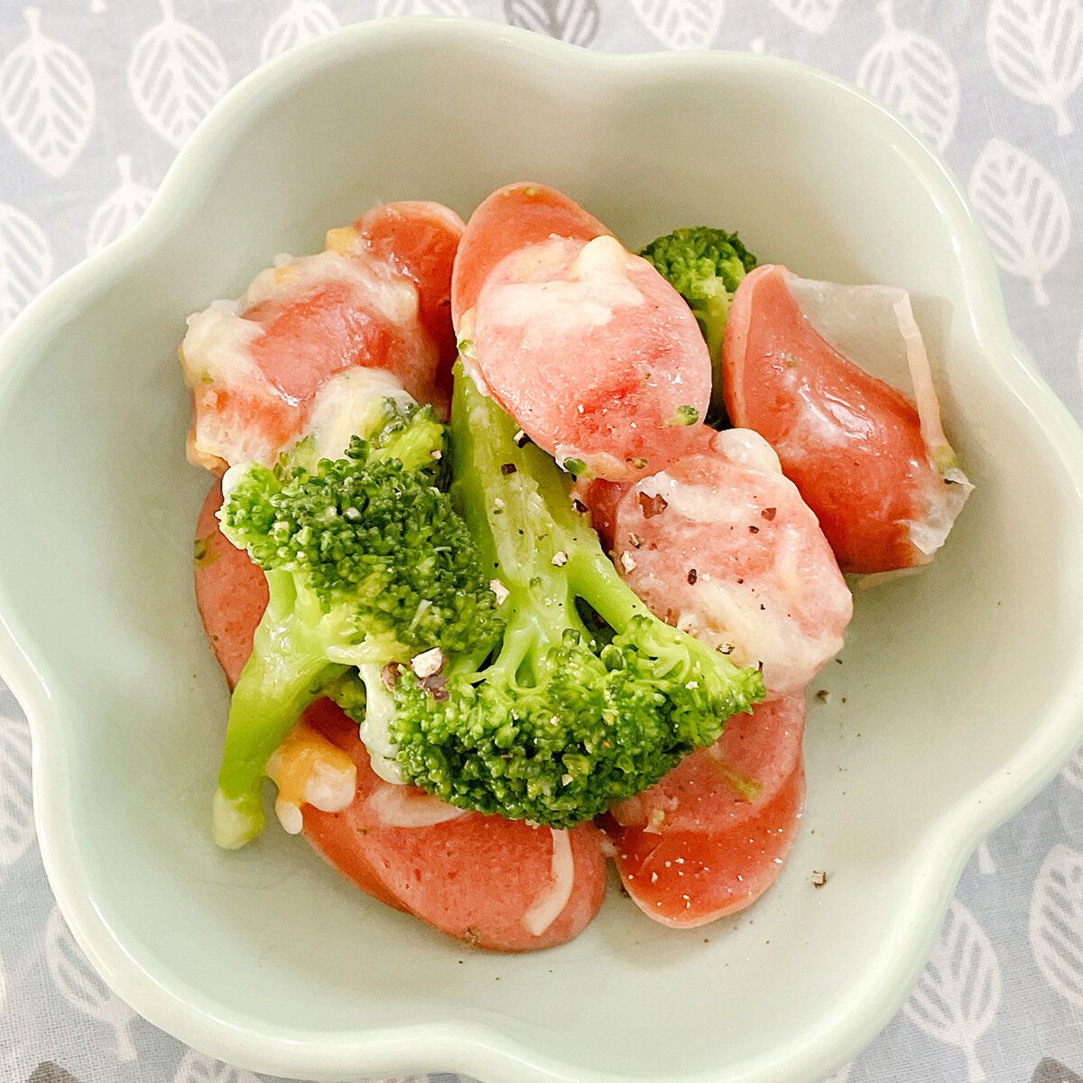 ウインナーとブロッコリーのチーズ蒸し