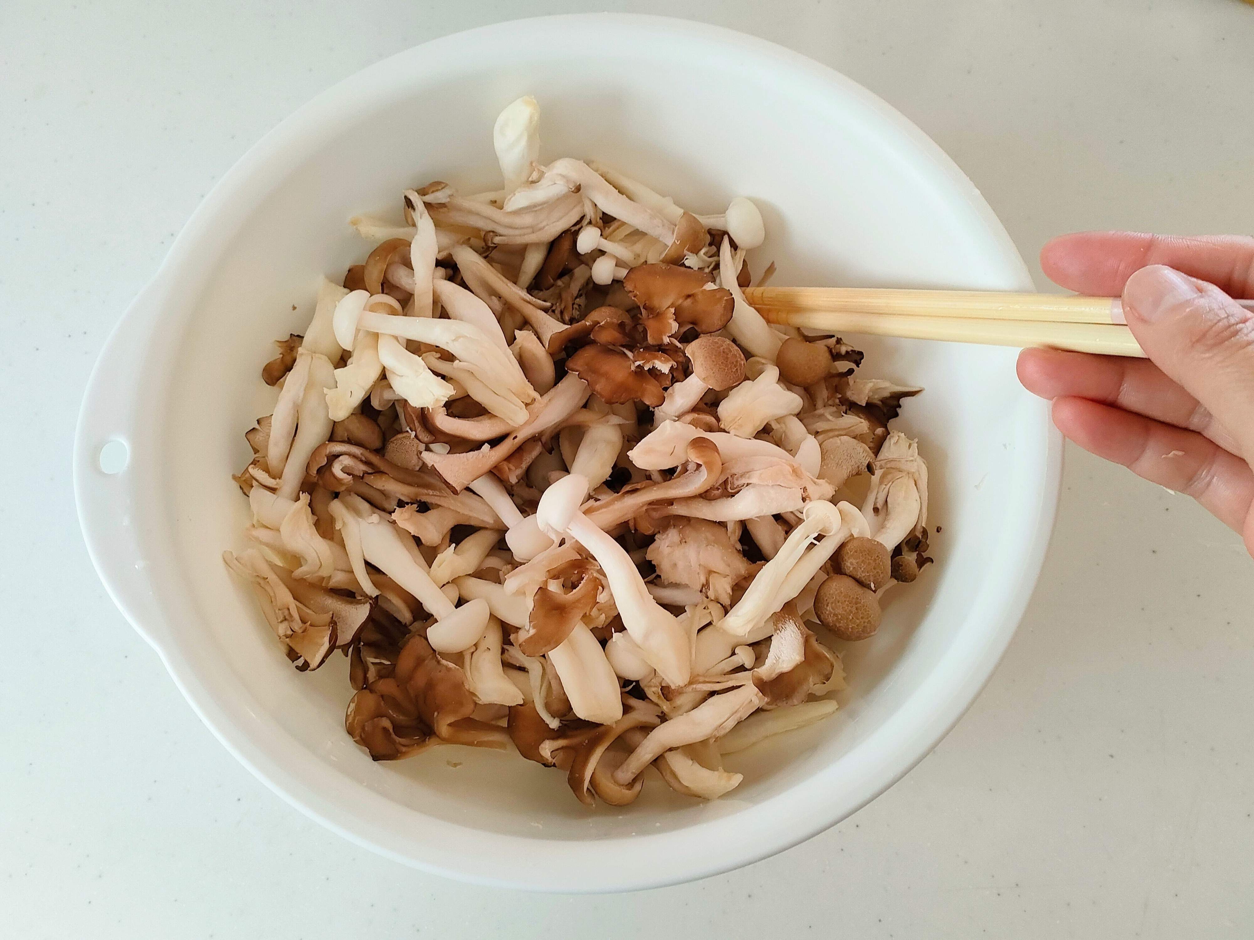 ほぐしたキノコに塩をふりかける