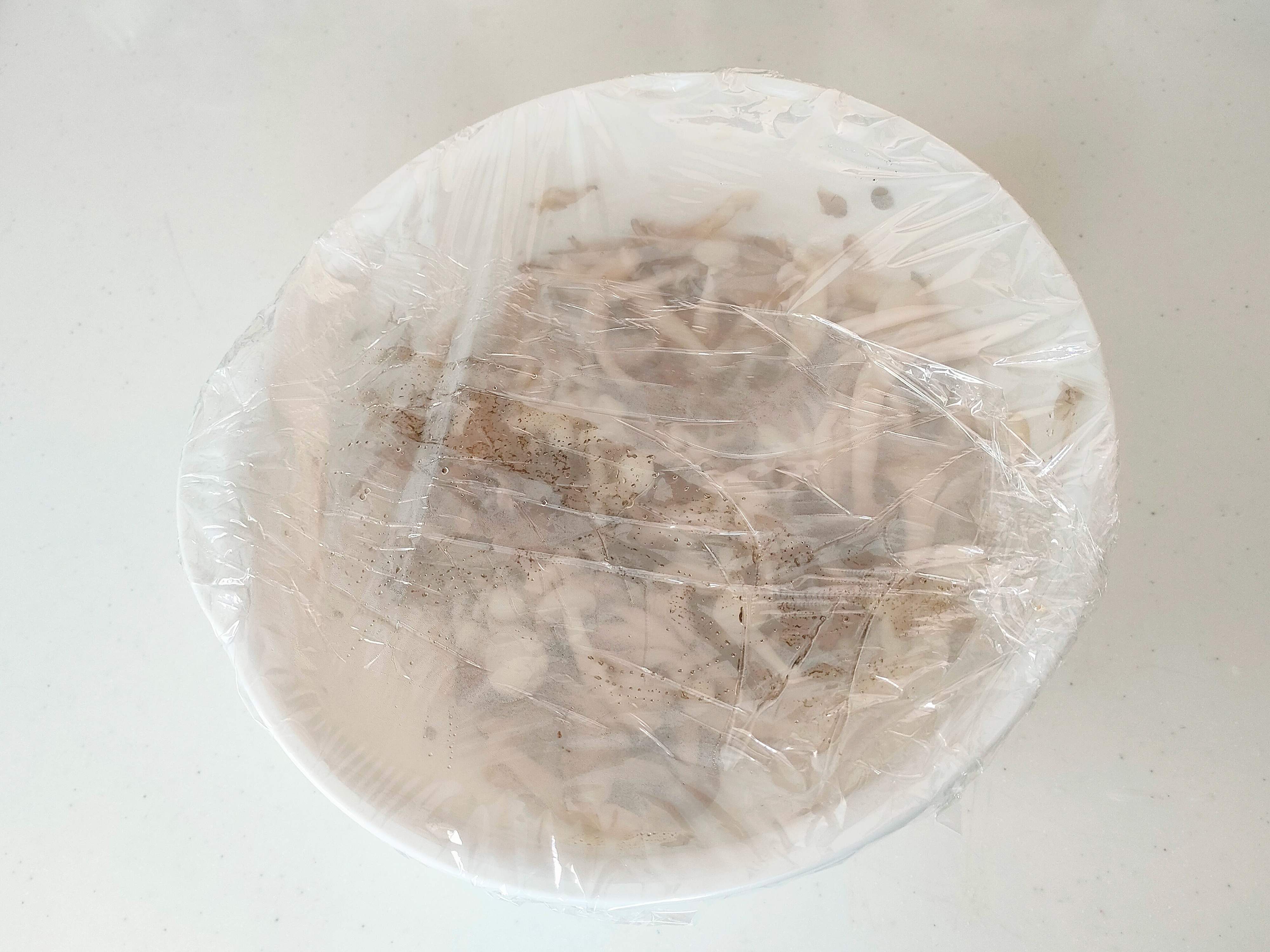 ほぐしたキノコをボウルで加熱する