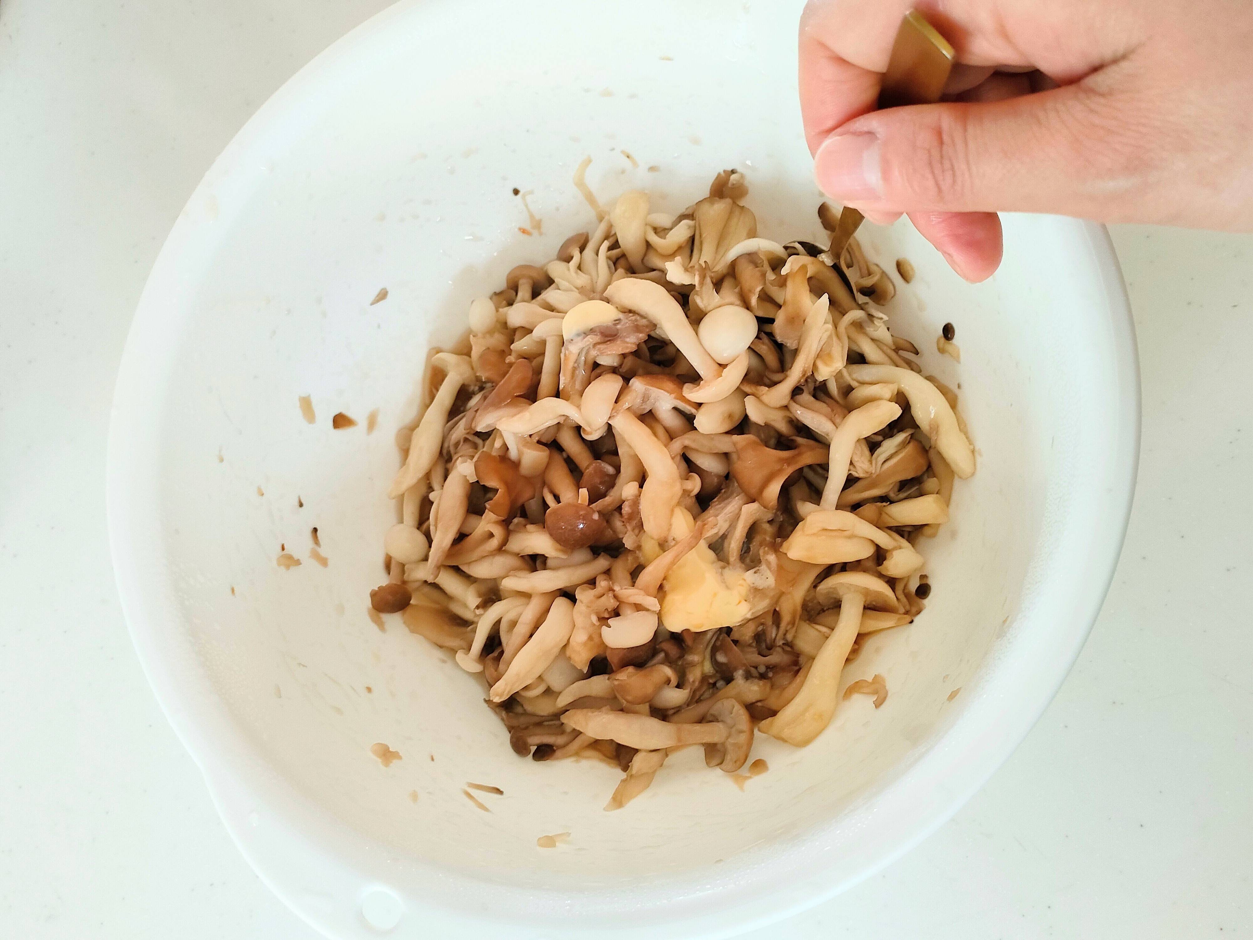 バターとポン酢を入れて和える