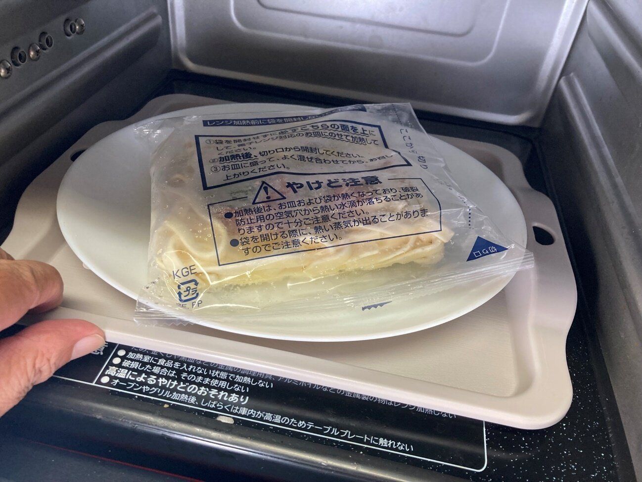 電子レンジの熱っ！火傷防止グッズ「熱くならない万能トレー」を試してみた