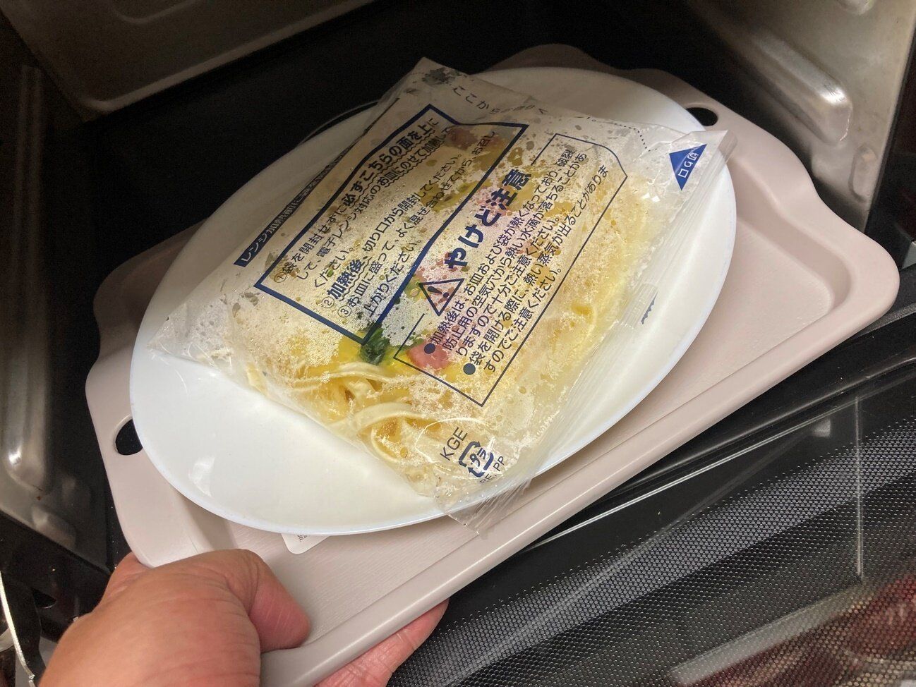 電子レンジの熱っ！火傷防止グッズ「熱くならない万能トレー」を試してみた