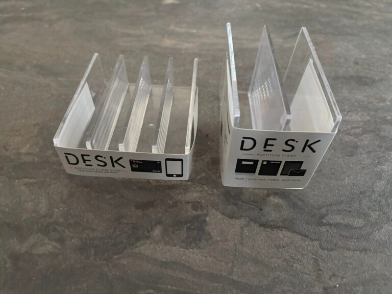 【セリア】ケーブル、タブレットなど置き場所に困るアイテムを一発解決！2種類の「仕切りスタンド」でごちゃつきがちなポイントのスッキリが叶う