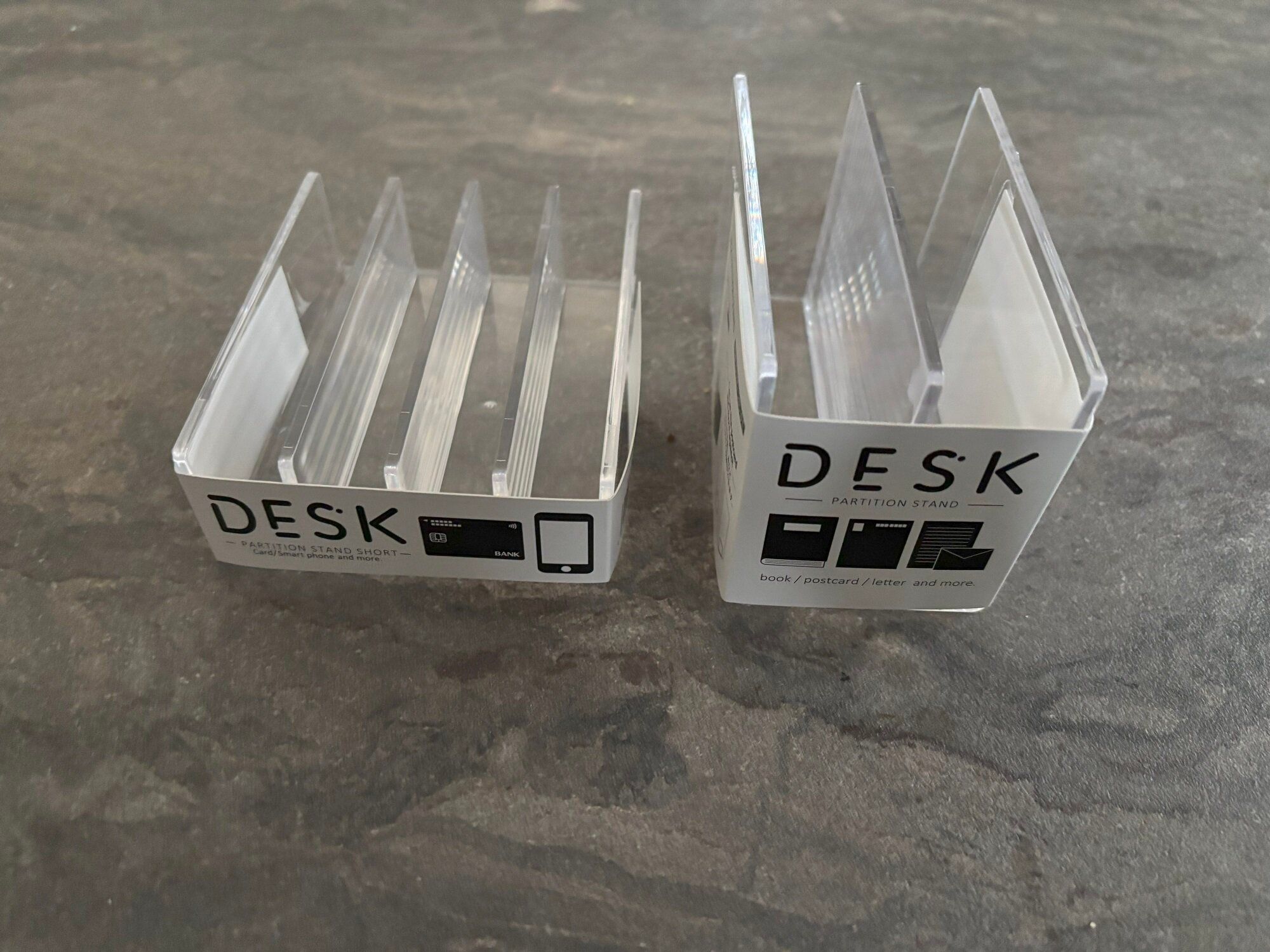 【セリア】ケーブル、タブレットなど置き場所に困るアイテムを一発解決!2種類の「仕切りスタンド」でごちゃつきがちなポイントのスッキリが叶う