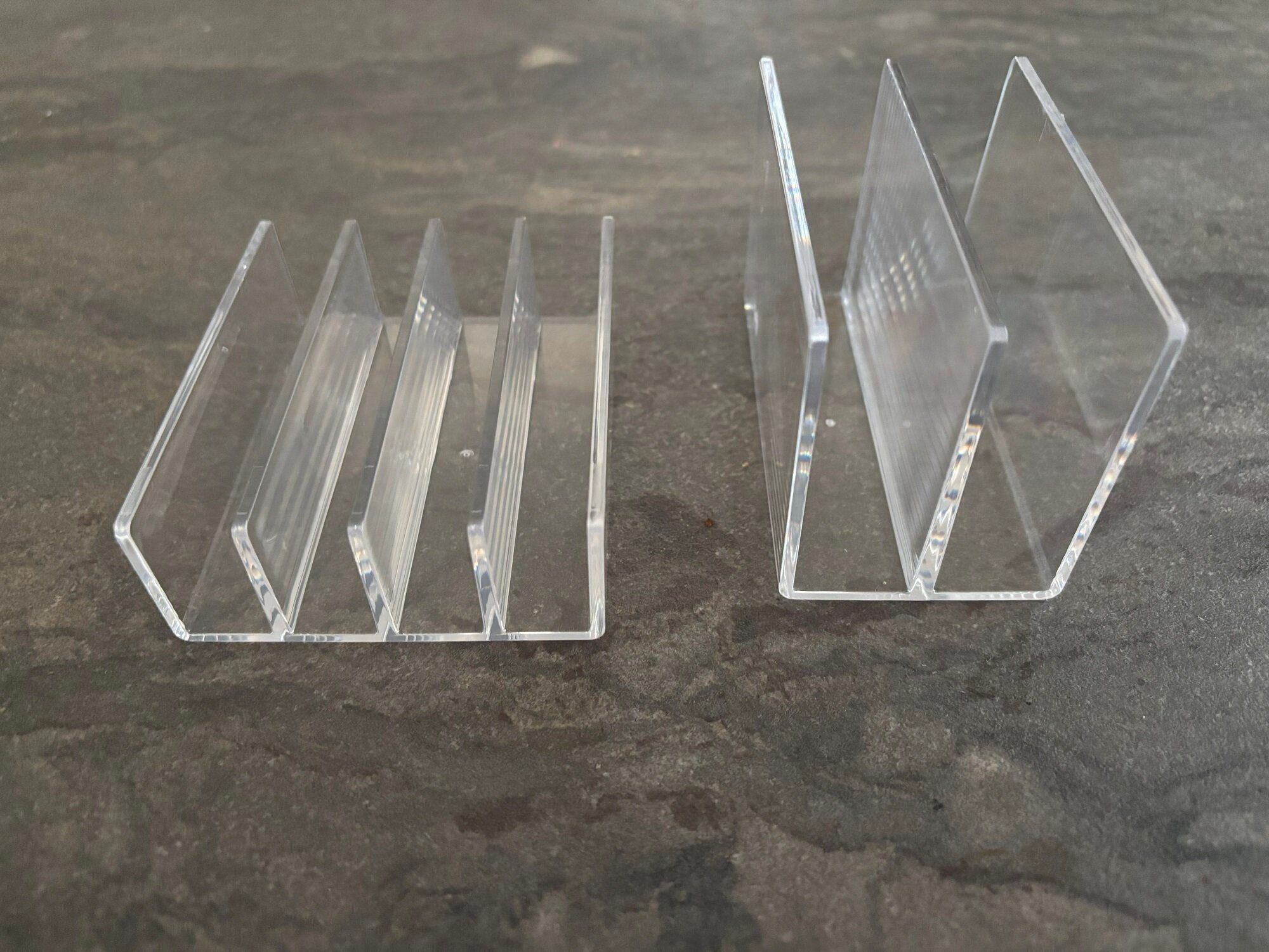 【セリア】ケーブル、タブレットなど置き場所に困るアイテムを一発解決!2種類の「仕切りスタンド」でごちゃつきがちなポイントのスッキリが叶う