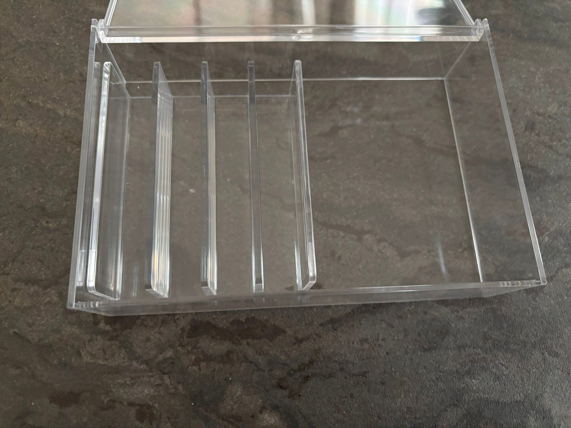 【セリア】ケーブル、タブレットなど置き場所に困るアイテムを一発解決!2種類の「仕切りスタンド」でごちゃつきがちなポイントのスッキリが叶う