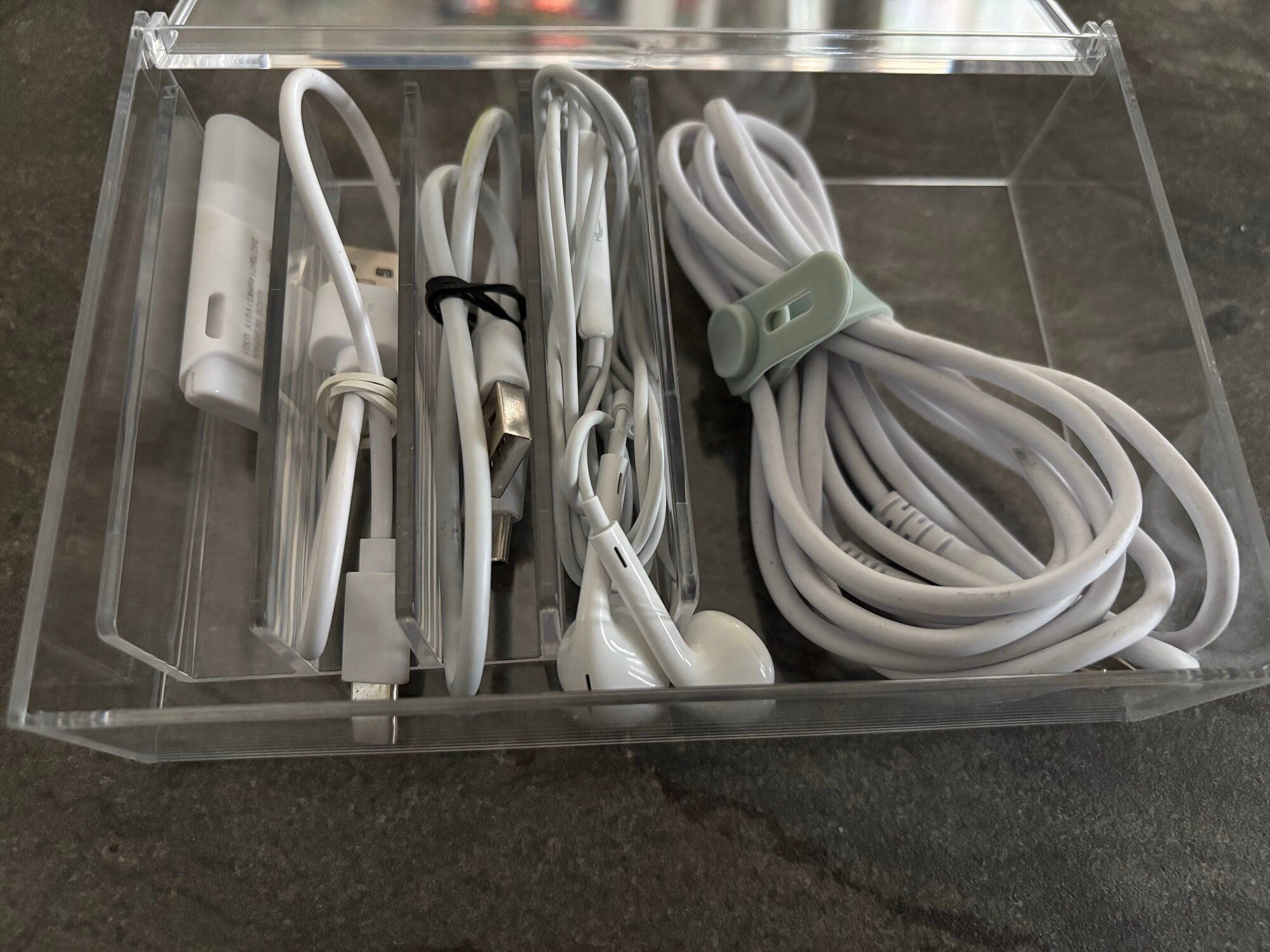 【セリア】ケーブル、タブレットなど置き場所に困るアイテムを一発解決!2種類の「仕切りスタンド」でごちゃつきがちなポイントのスッキリが叶う